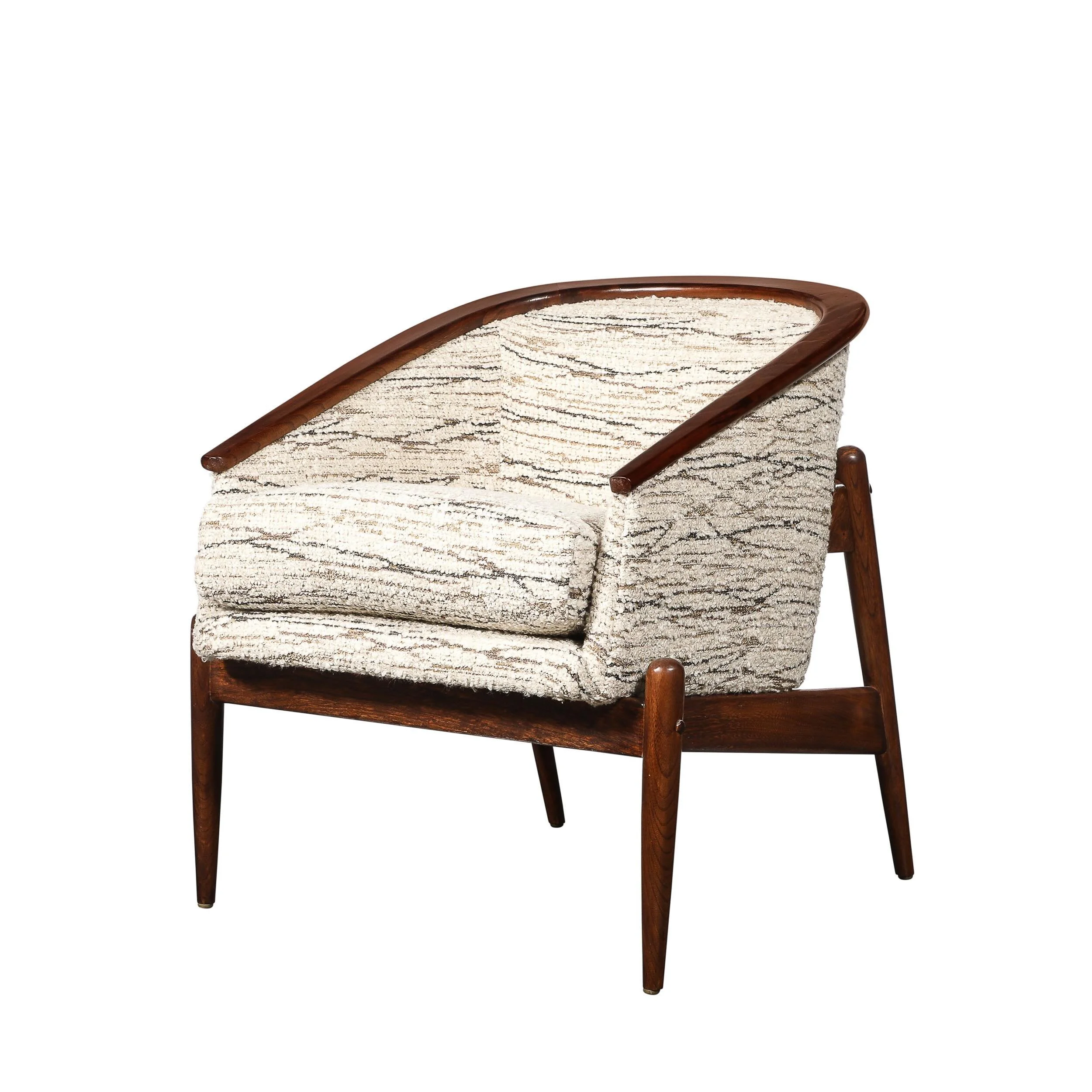 Mid-Century Modernist Tub Back Club Chair w/ Walnut Tapered Sculptural Supports

American, circa 1960

Dimensions: 

Height: 29 in (73.66 cm) x Width: 27 in (68.58 cm) x Depth: 29 in (73.66 cm)

Seat Height: 19.75 in (50.17 cm)
.
.
.
.
#interiordesig