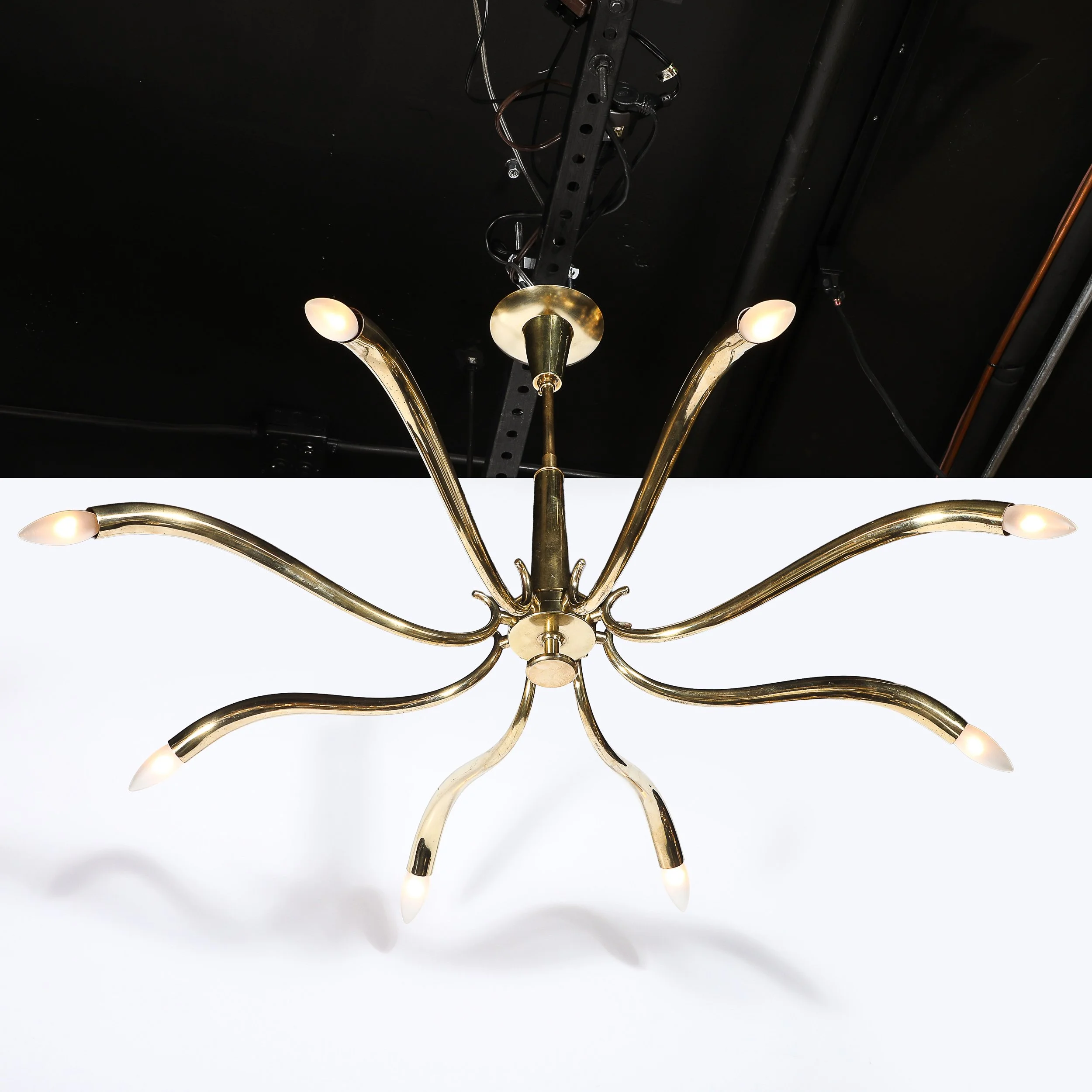 Mid-Century Polished Brass 8-Arm Sculptural Chandelier by Oscar Torlasco — image 5