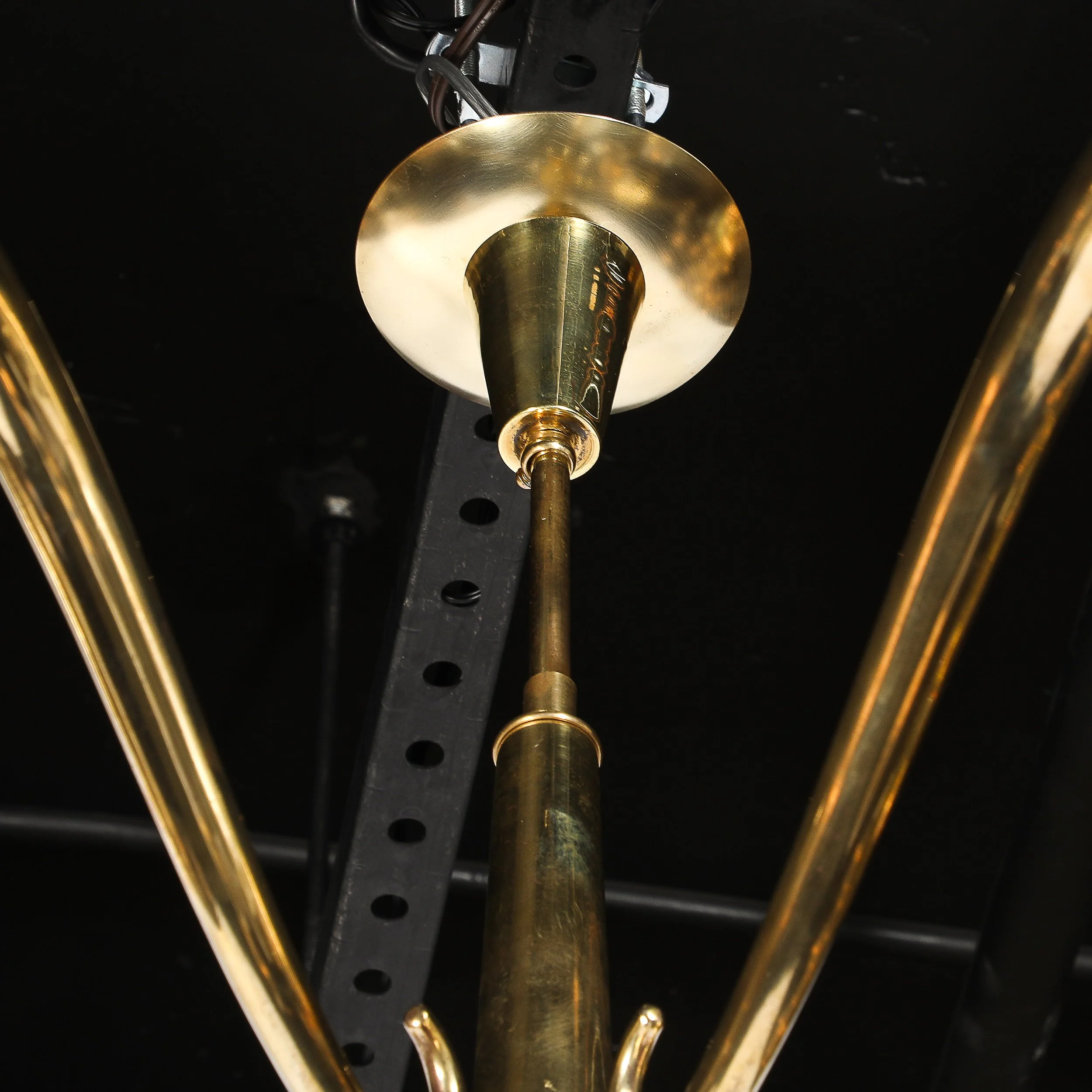 Mid-Century Polished Brass 8-Arm Sculptural Chandelier by Oscar Torlasco — image 7