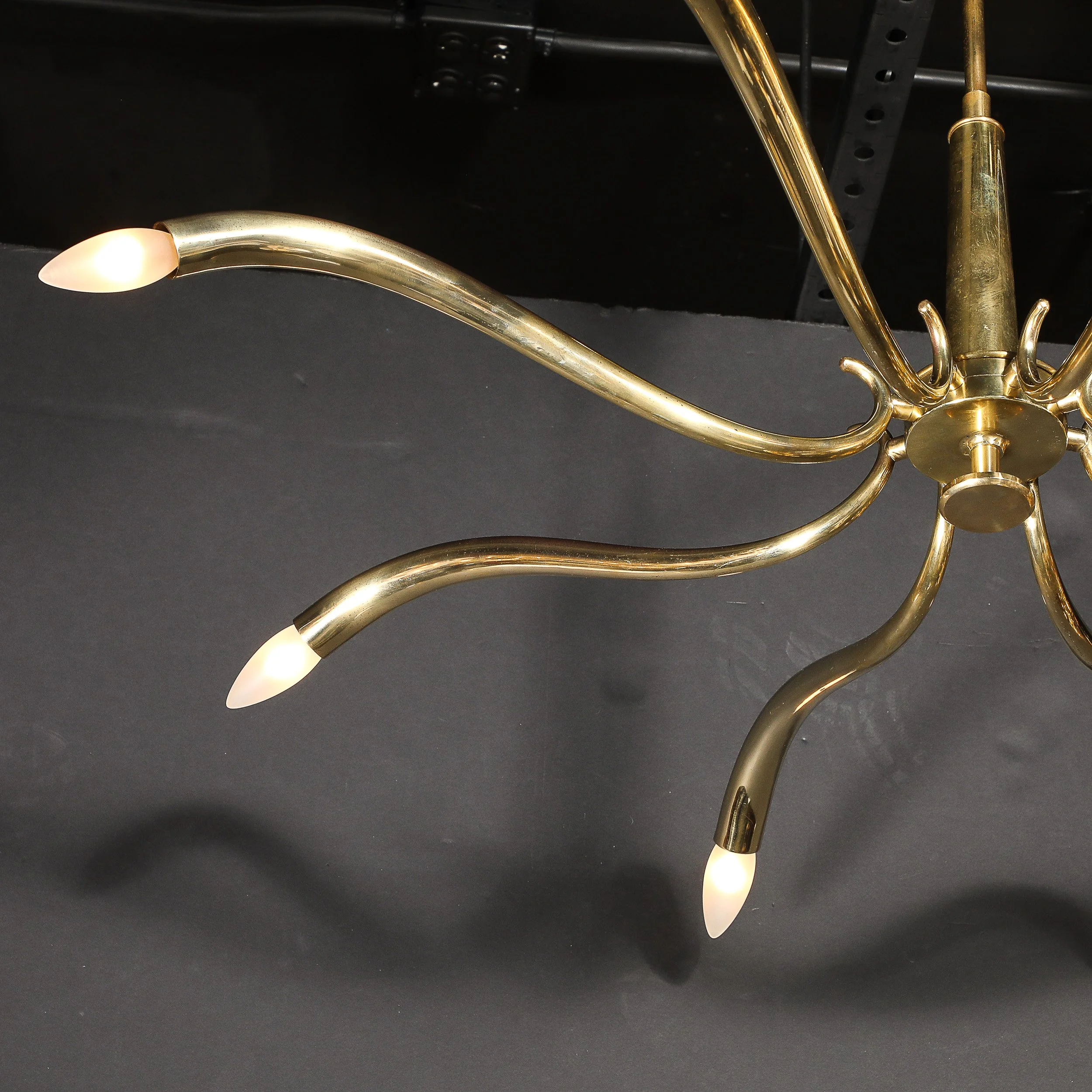 Mid-Century Polished Brass 8-Arm Sculptural Chandelier by Oscar Torlasco — image 12