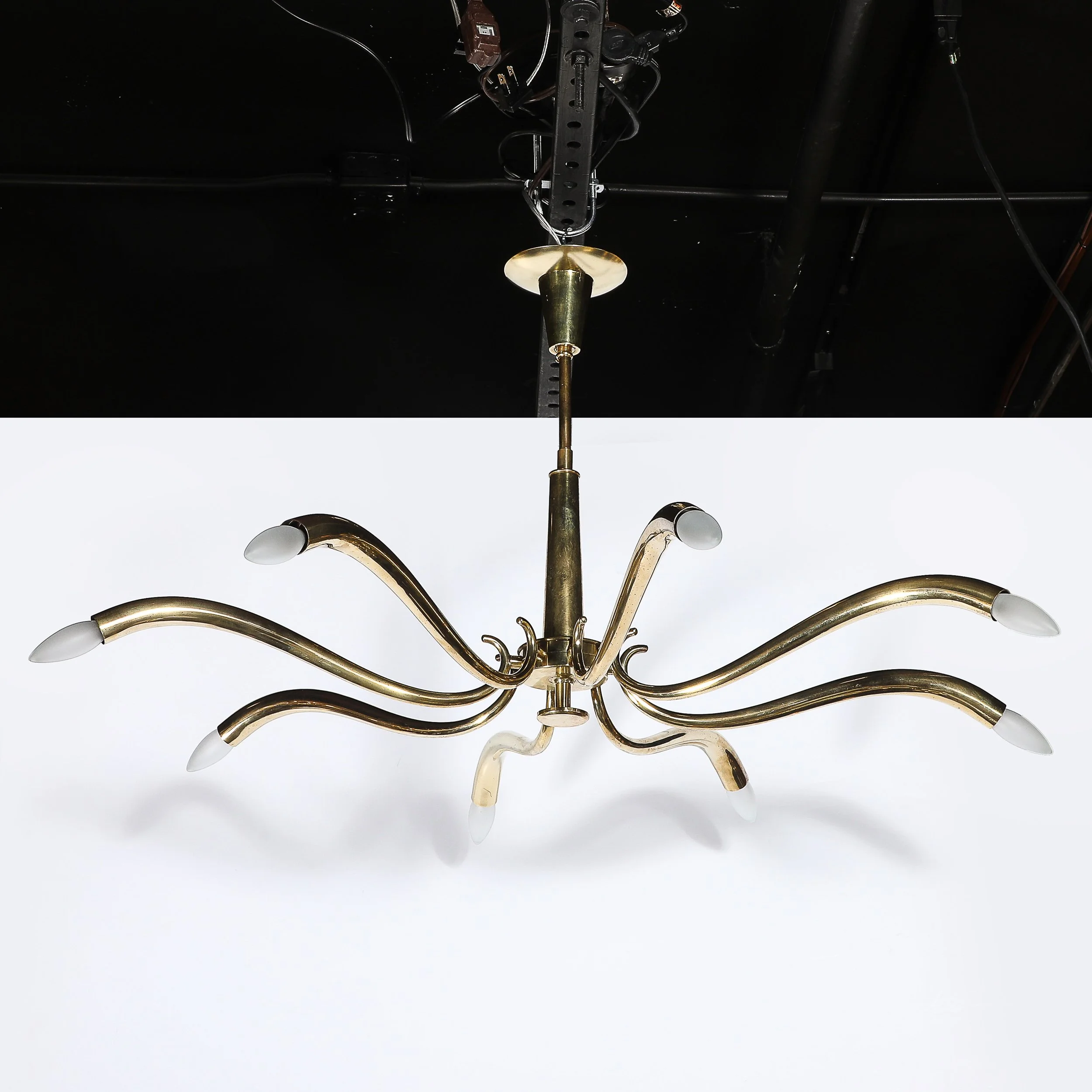 Mid-Century Polished Brass 8-Arm Sculptural Chandelier by Oscar Torlasco — image 15