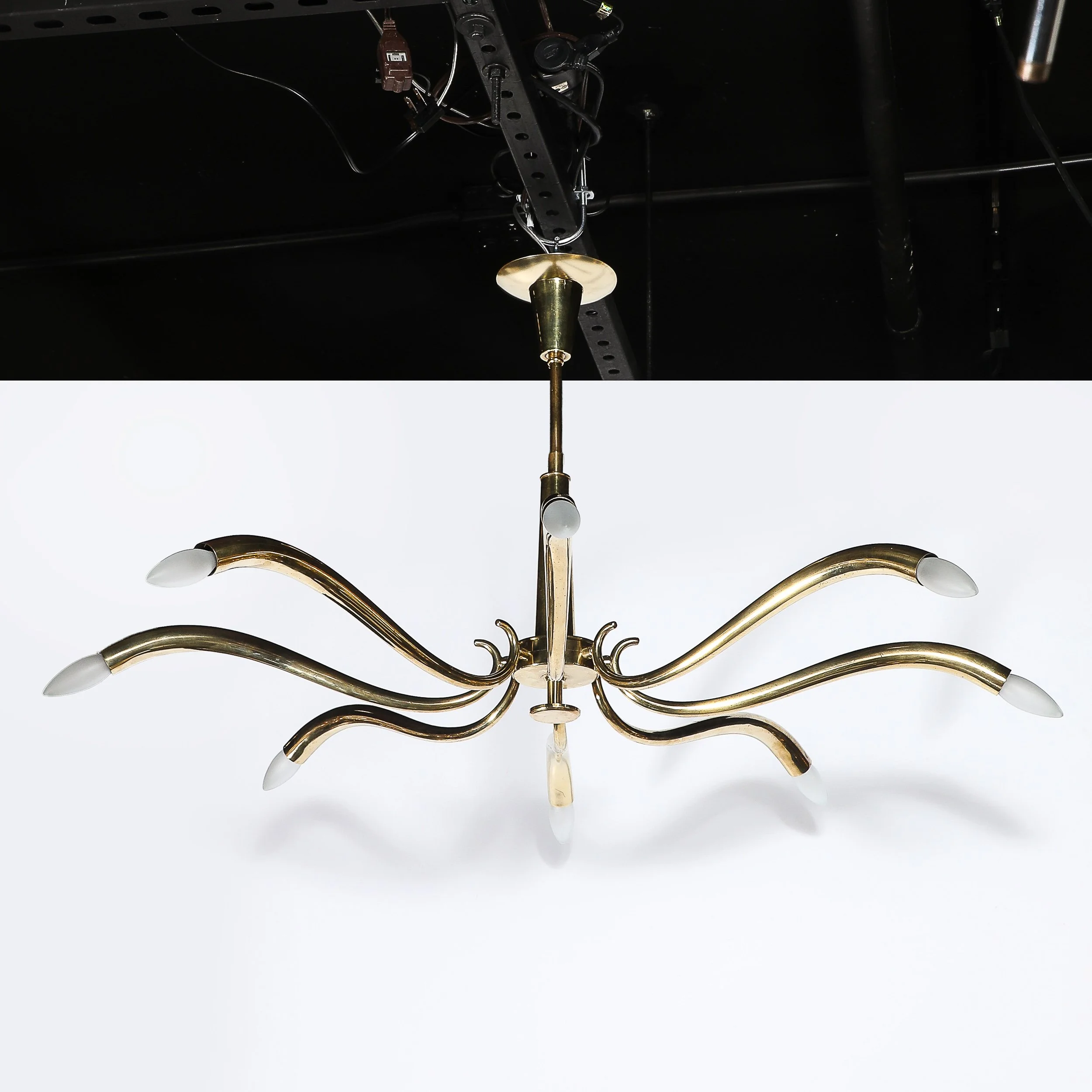 Mid-Century Polished Brass 8-Arm Sculptural Chandelier by Oscar Torlasco — image 16