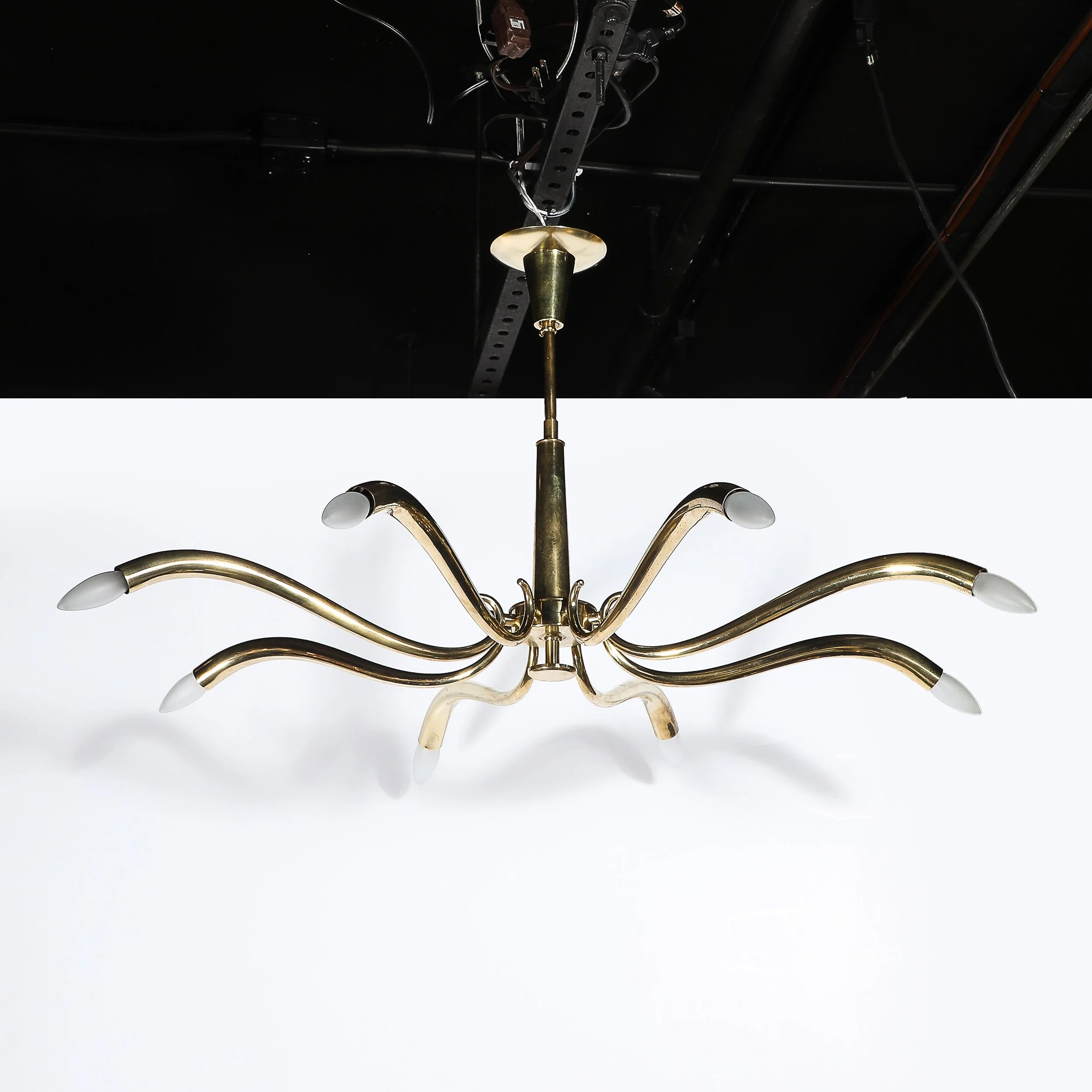 Mid-Century Polished Brass 8-Arm Sculptural Chandelier by Oscar Torlasco — image 17