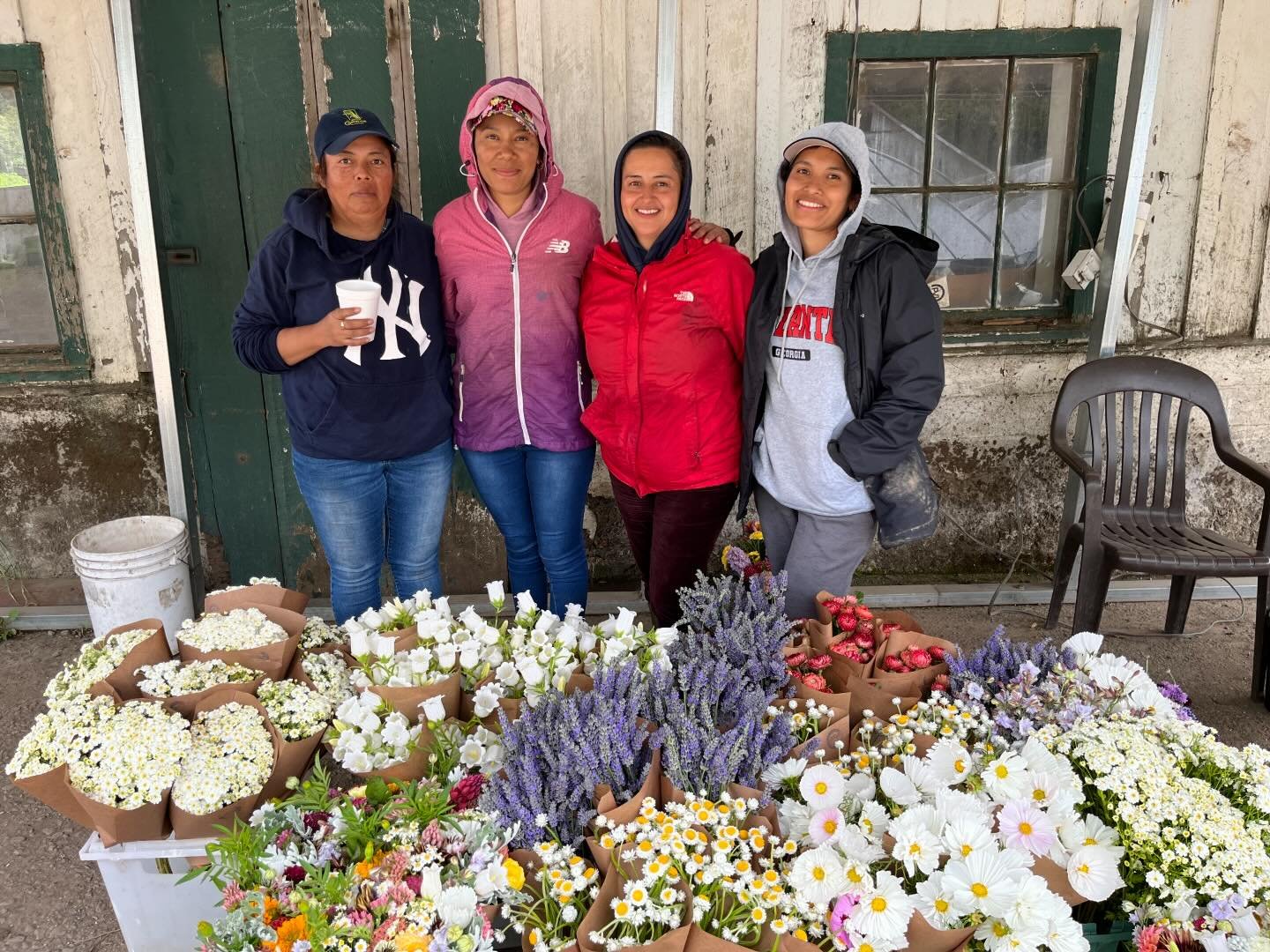 TLDR; it&rsquo;s Mother&rsquo;s Day and you should shop at a farmers market this weekend 💓🌸💓
.
The flower team here is made up of a group of incredible farmers and they are all mothers! Working alongside such talented and caring people has been th
