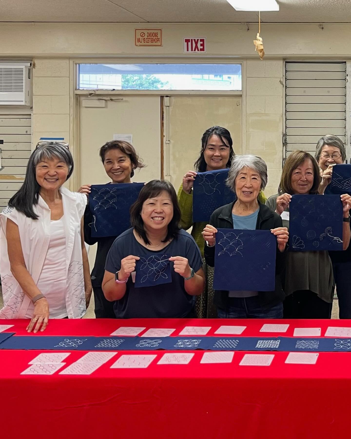 WE 💙 SASHIKO! All smiles at our Sashiko Basics Workshop ☺️ Mahalo for teaching another great workshop, Karen! 
#sashiko #sashikostitching #honolulu