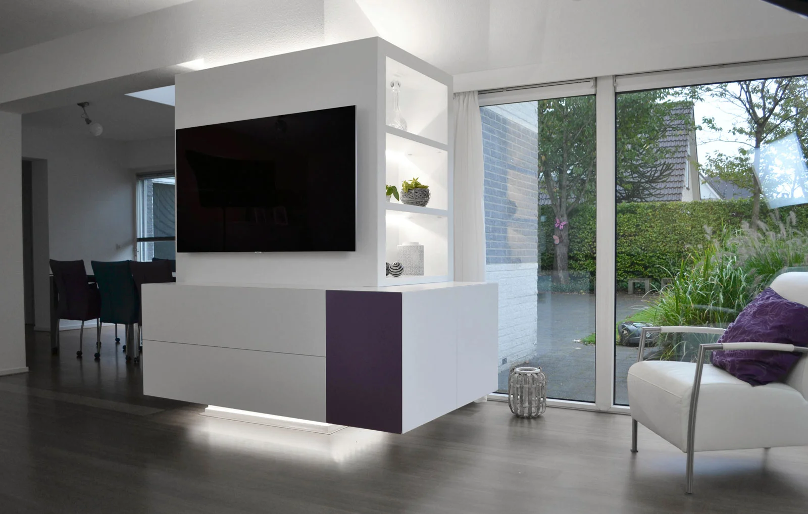 Afbeelding van een hoek design TV meubel dat volledig passend en op maat rondom een zuil gebouwd is.