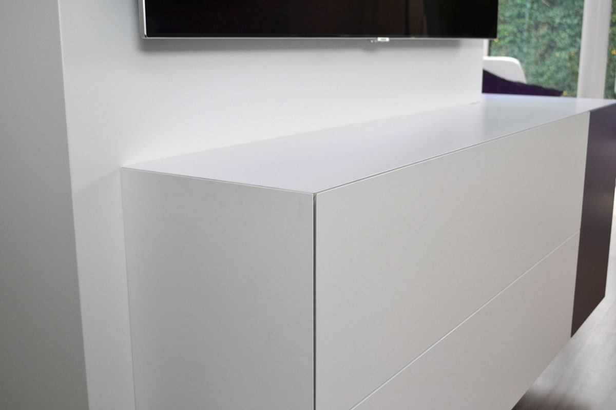 Afbeelding van een Blum Legrabox lade op verstek in een design TV meubel.