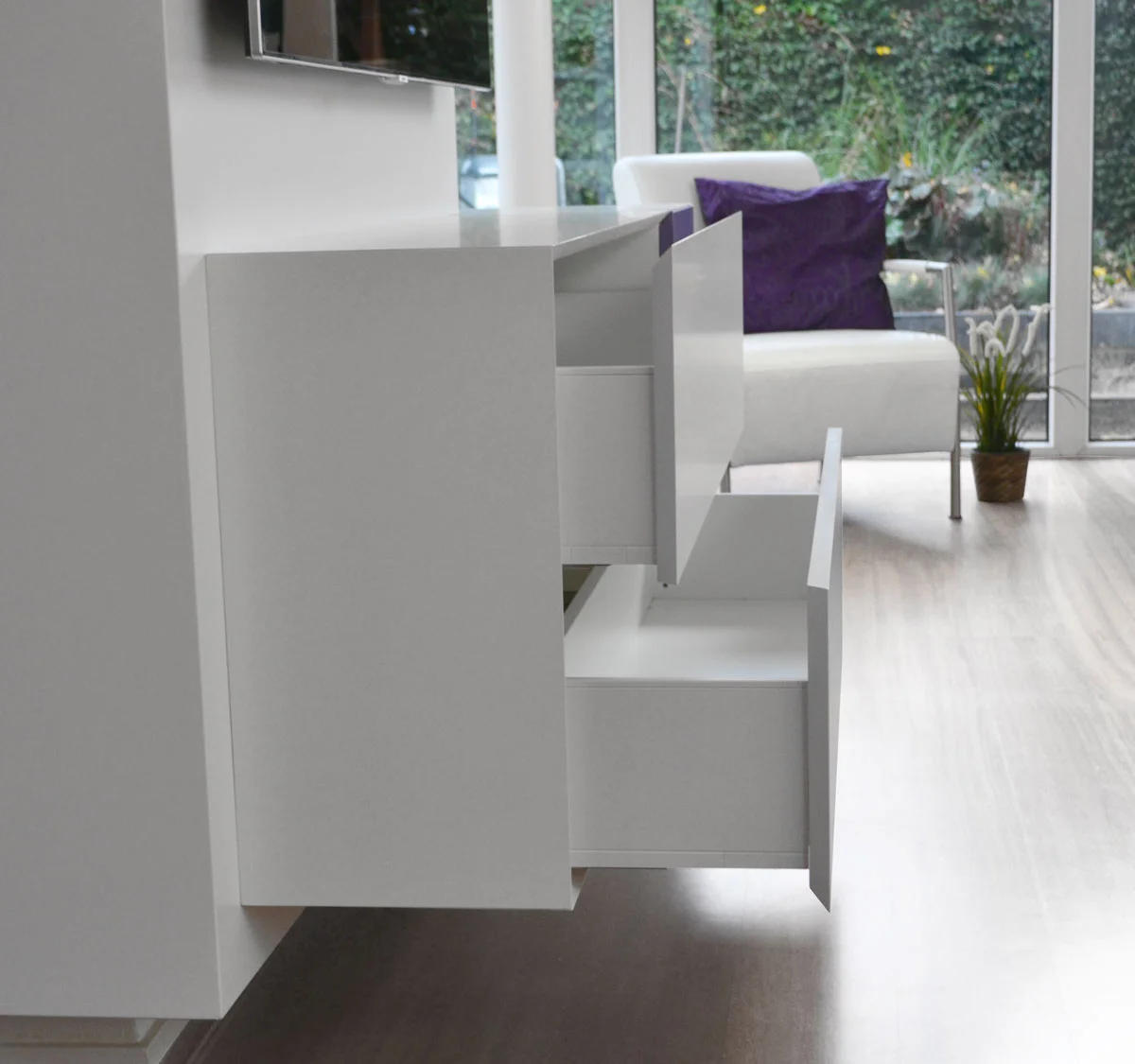 Afbeelding van uitgeschoven Blum Legrabox lades in een design TV meubel.