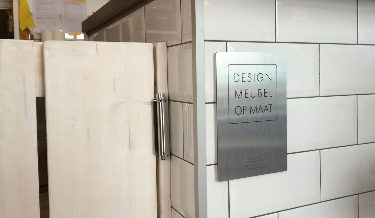 Afbeelding van een design meubel op maat logo op de bar van Kalles Café en Bar.