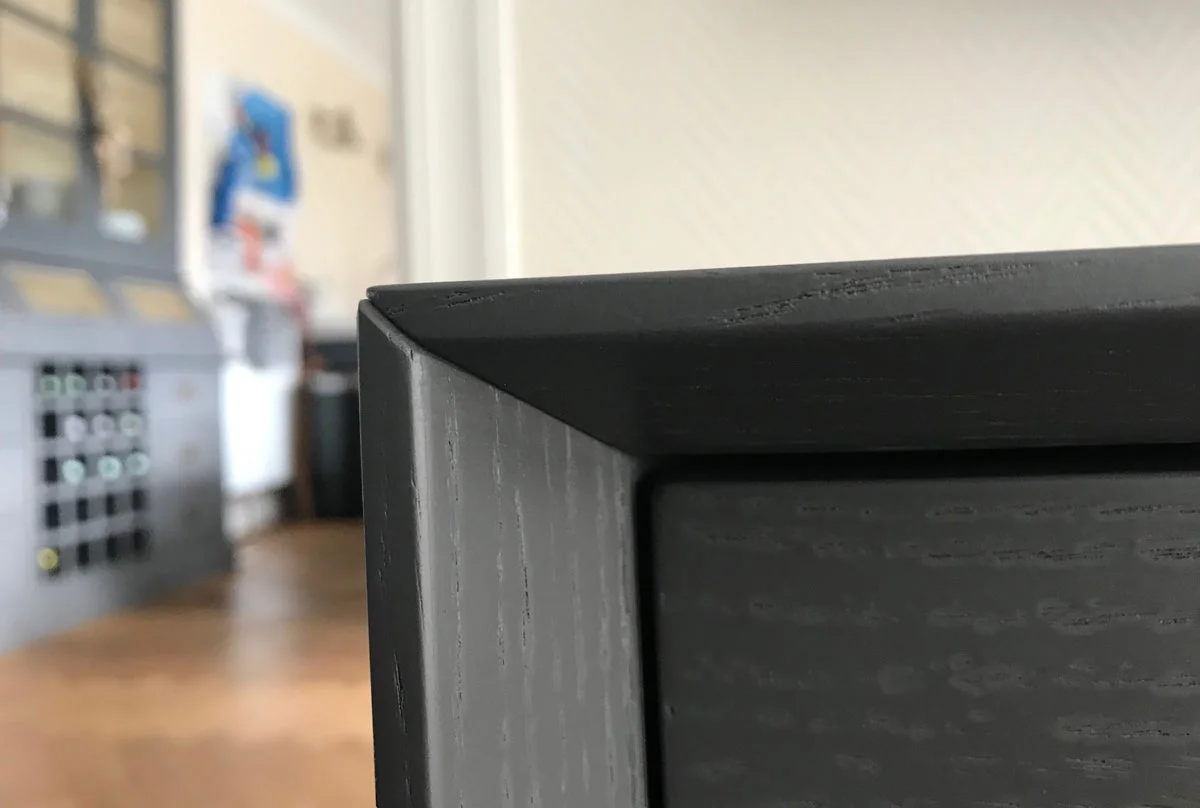 Detailafbeelding van een TV meubel op maat eiken fineer antraciet op verstek.