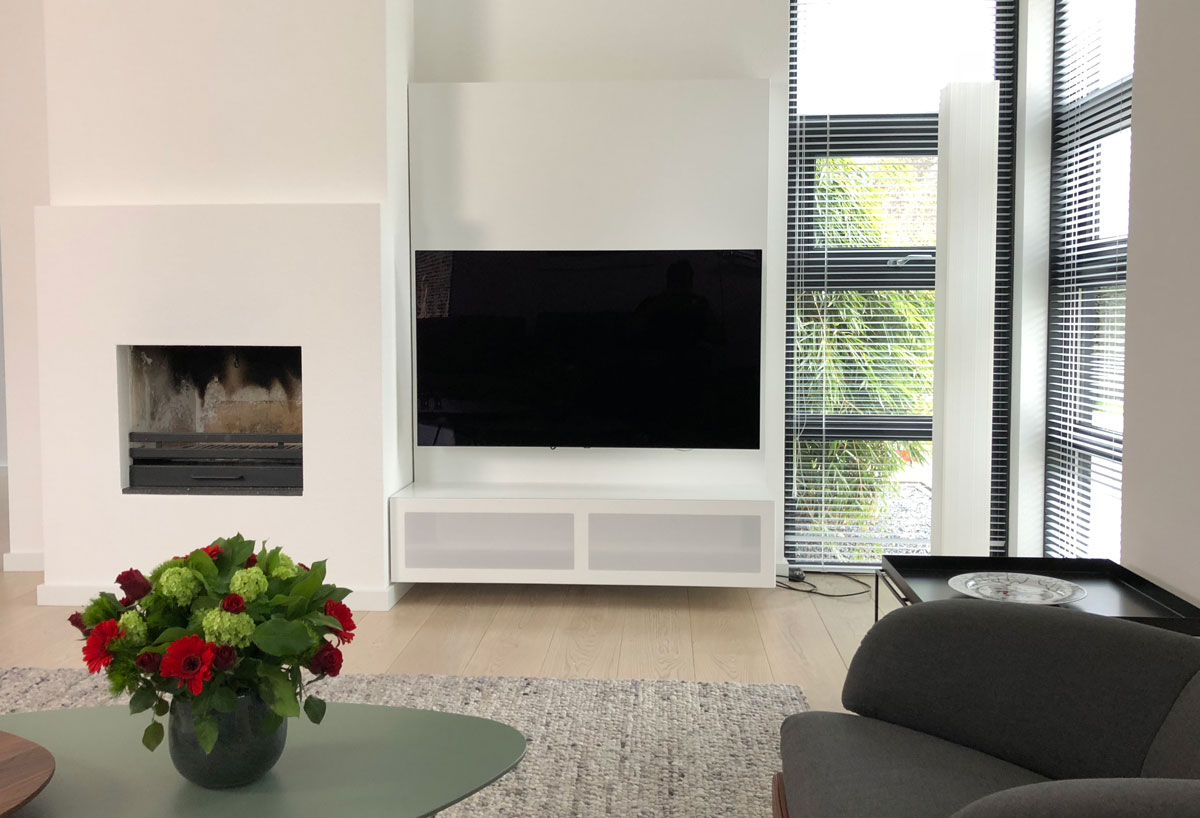 Afbeelding van voren genomen van een wandpaneel TV meubel in een modern interieur.