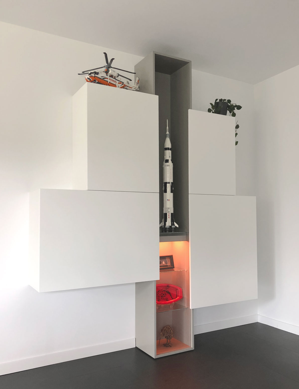 Unieke wandkast, lego raket en helicopter, verlichting.