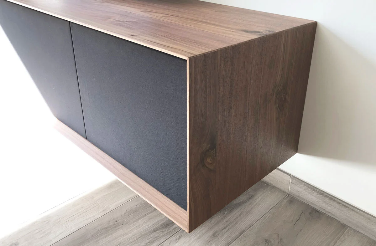 Detail van zwevend TV-meubel in noten fineer met donkere luidsprekerfronten