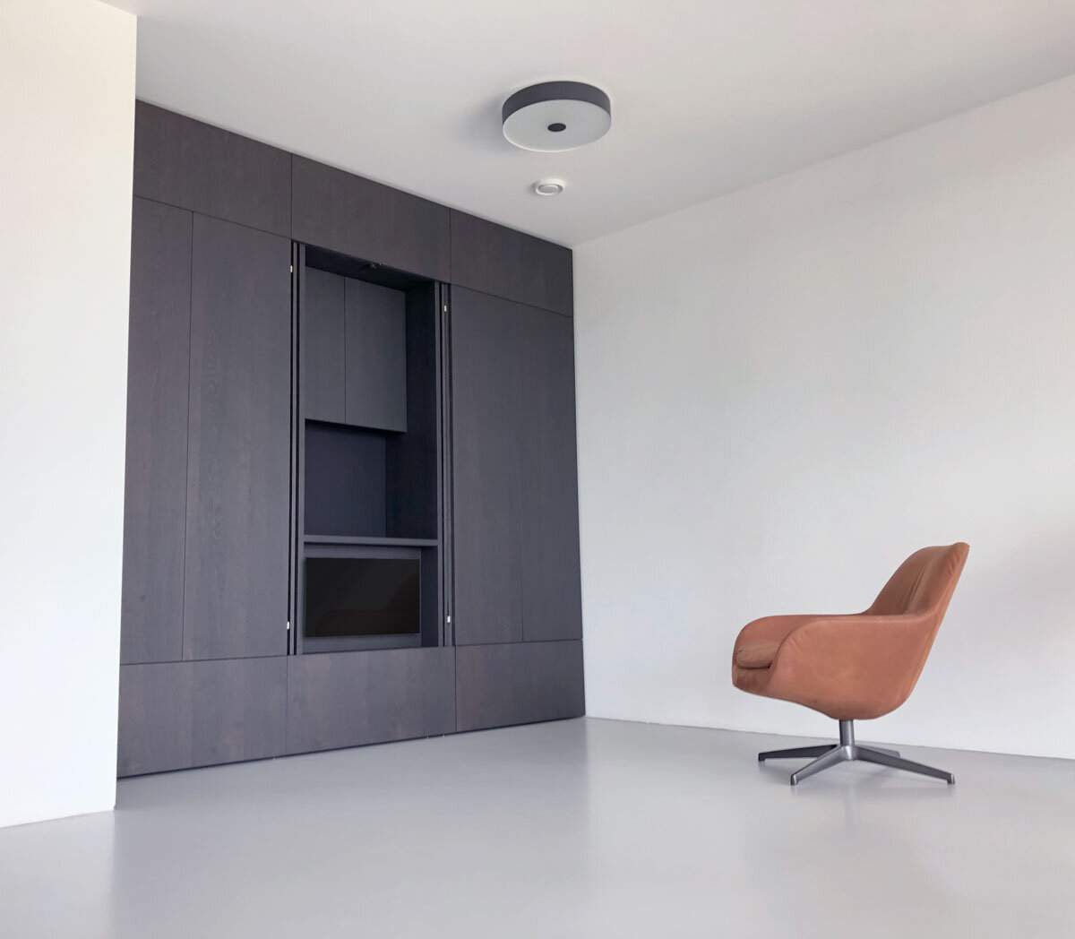 Design-wandkast-op-maat-donker-eiken-fineer-TV en kantoor.jpg