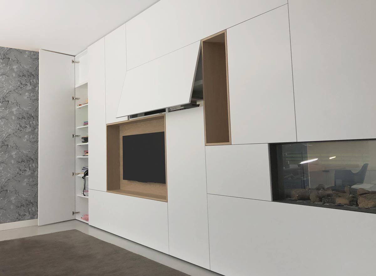 Design-kastenwand-op-maat-wit-minimalistisch-open-deuren.jpg