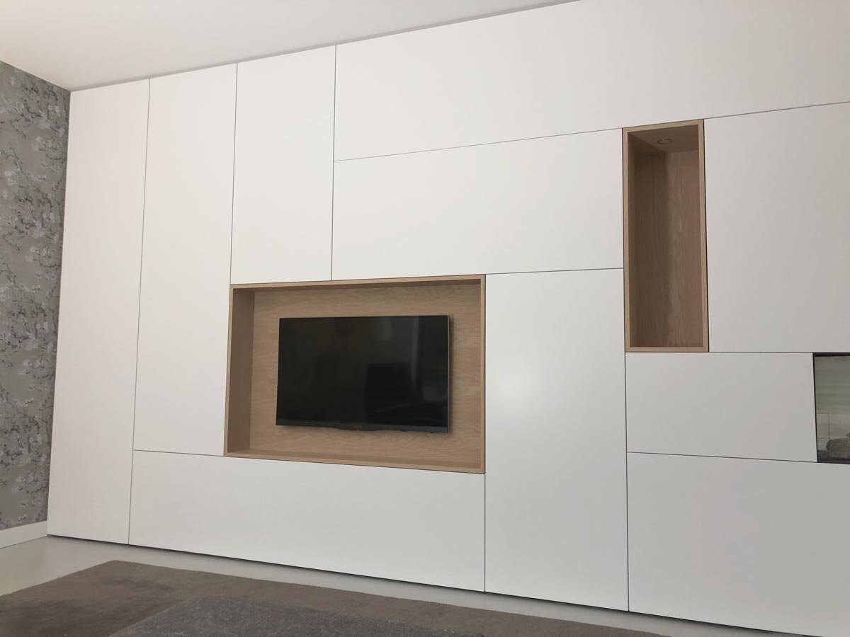 Design-kastenwand-op-maat-wit-minimalistisch-open-eikenTV-vak.jpg