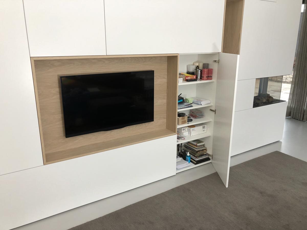 Design-kastenwand-op-maat-wit-minimalistisch-open-eikenTV--vak-open-deur.jpg