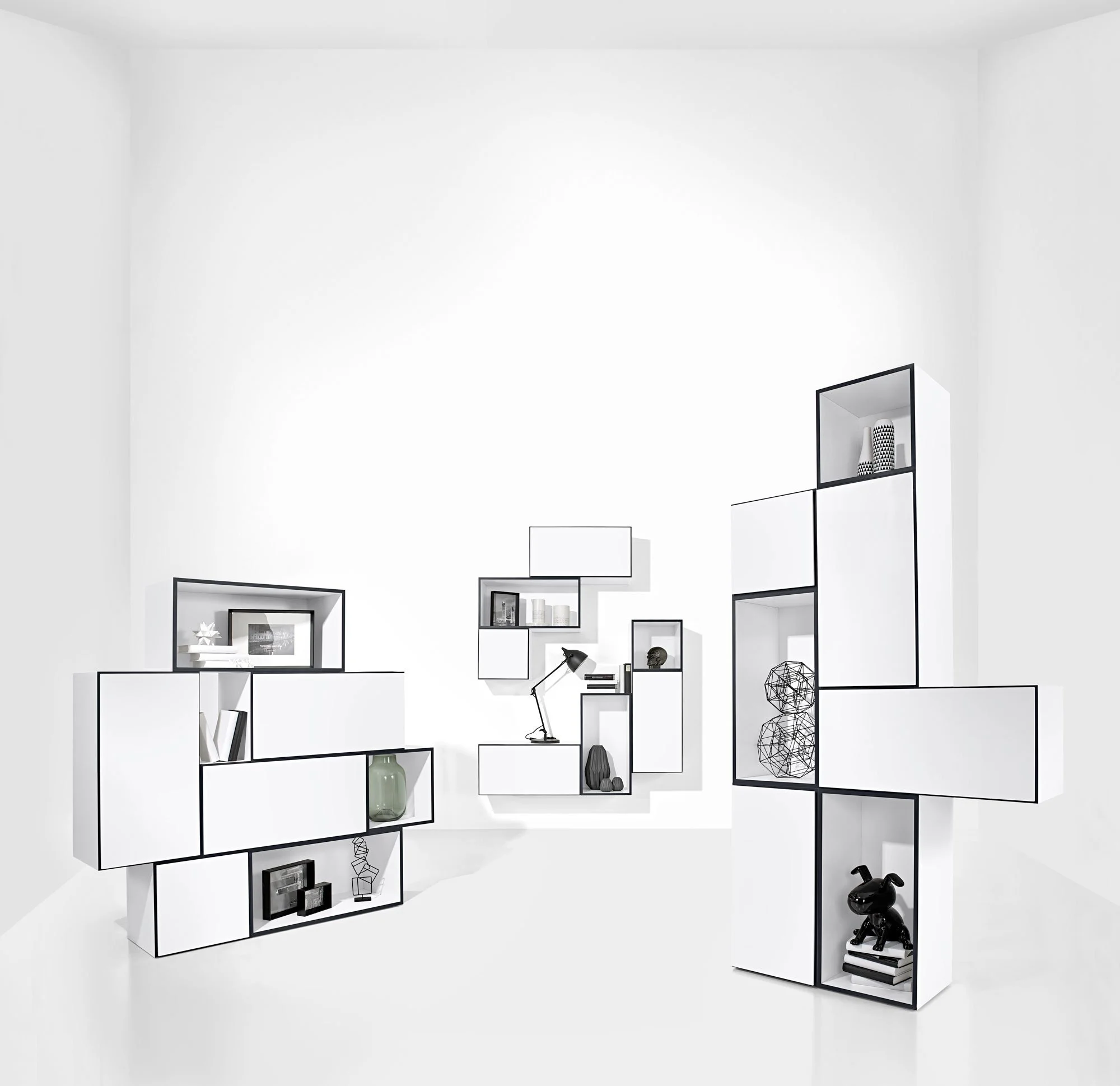Modulair kastensysteem Huelsta Now To Go met witte volumes en zwarte belijning
