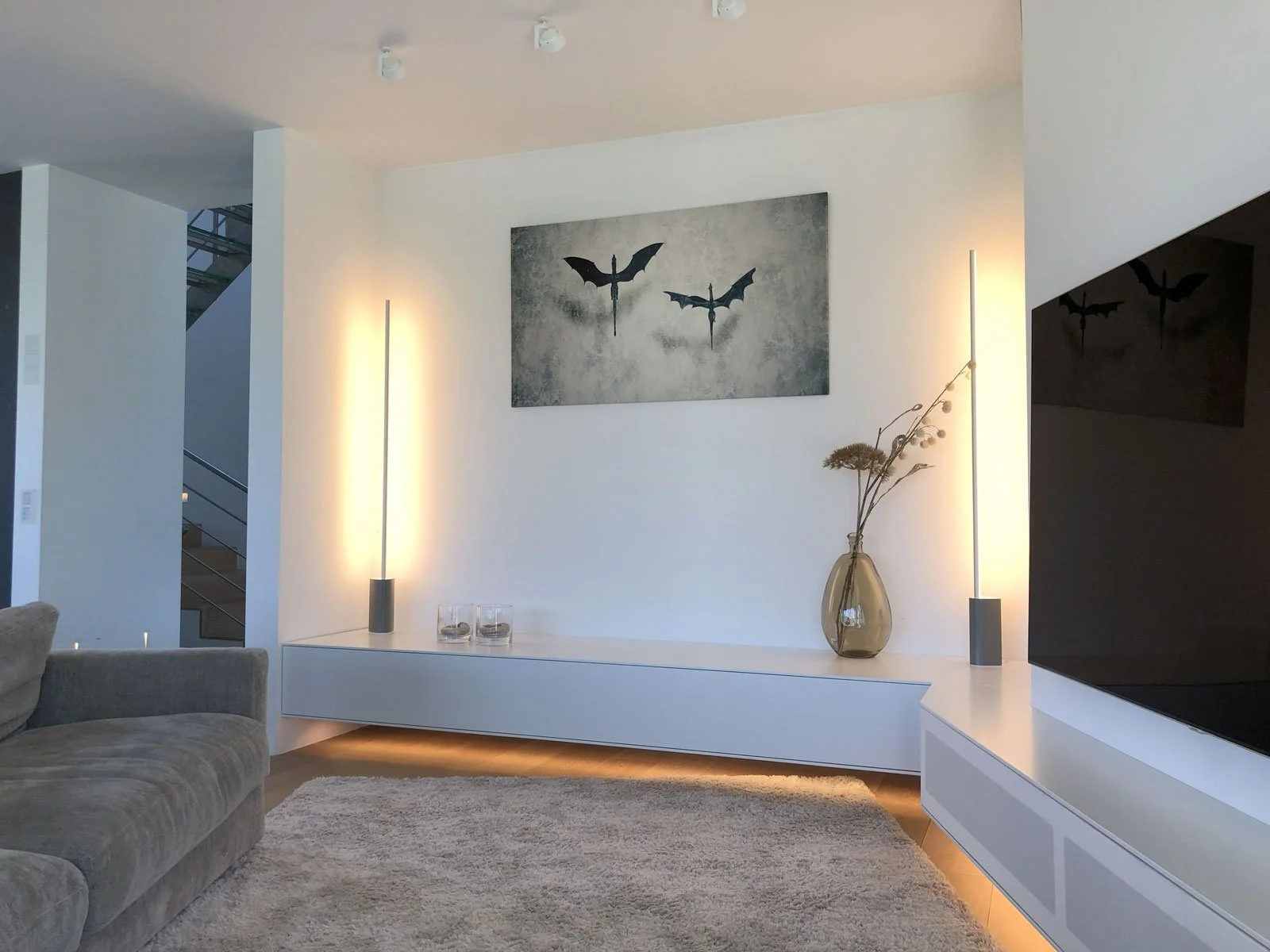 Zwevend TV-meubel met warme LED-verlichting in minimalistische woonkamer