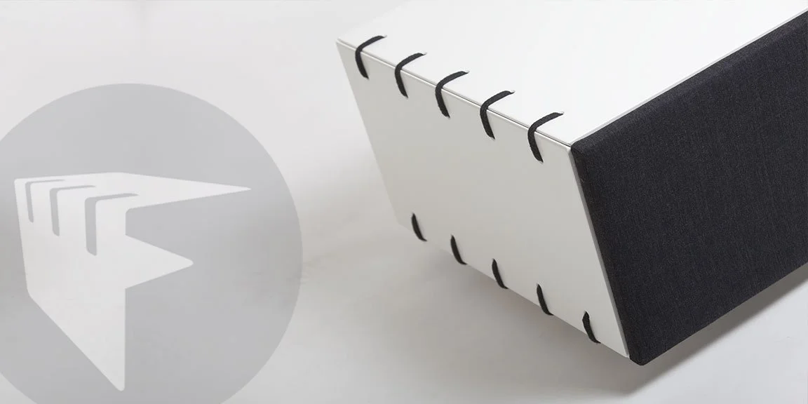 Detail opname van een uniek TV meubel die optisch aan elkaar genaaid is door middel van koord