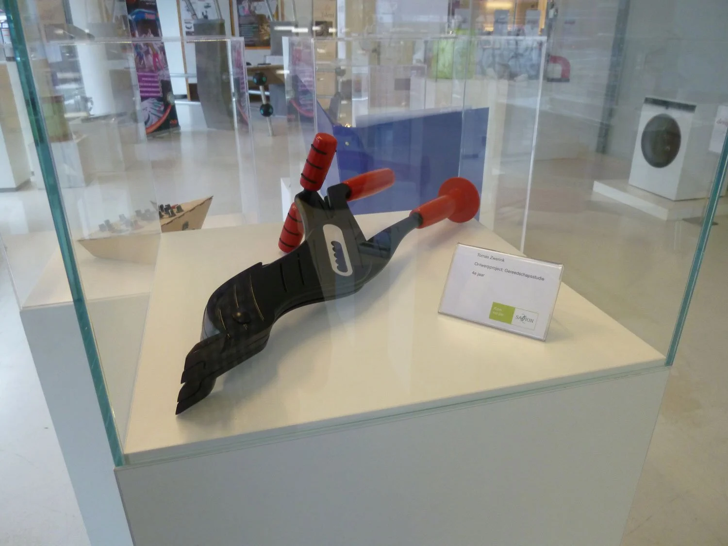 Prototype van de Controlled Demolishing Spreader in een vitrine