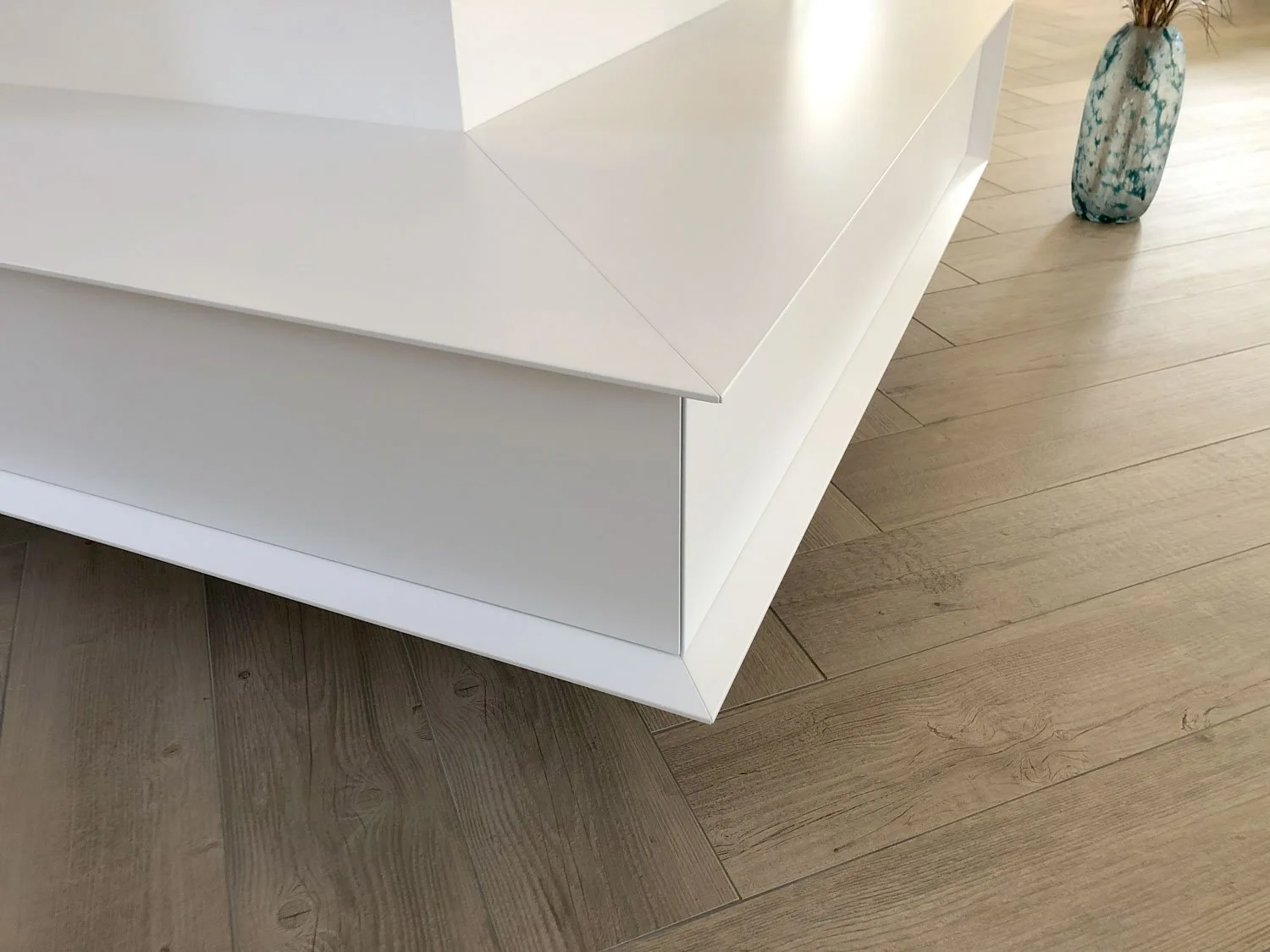 Detail van verfijnde hoek in zwevend wit TV-meubel
