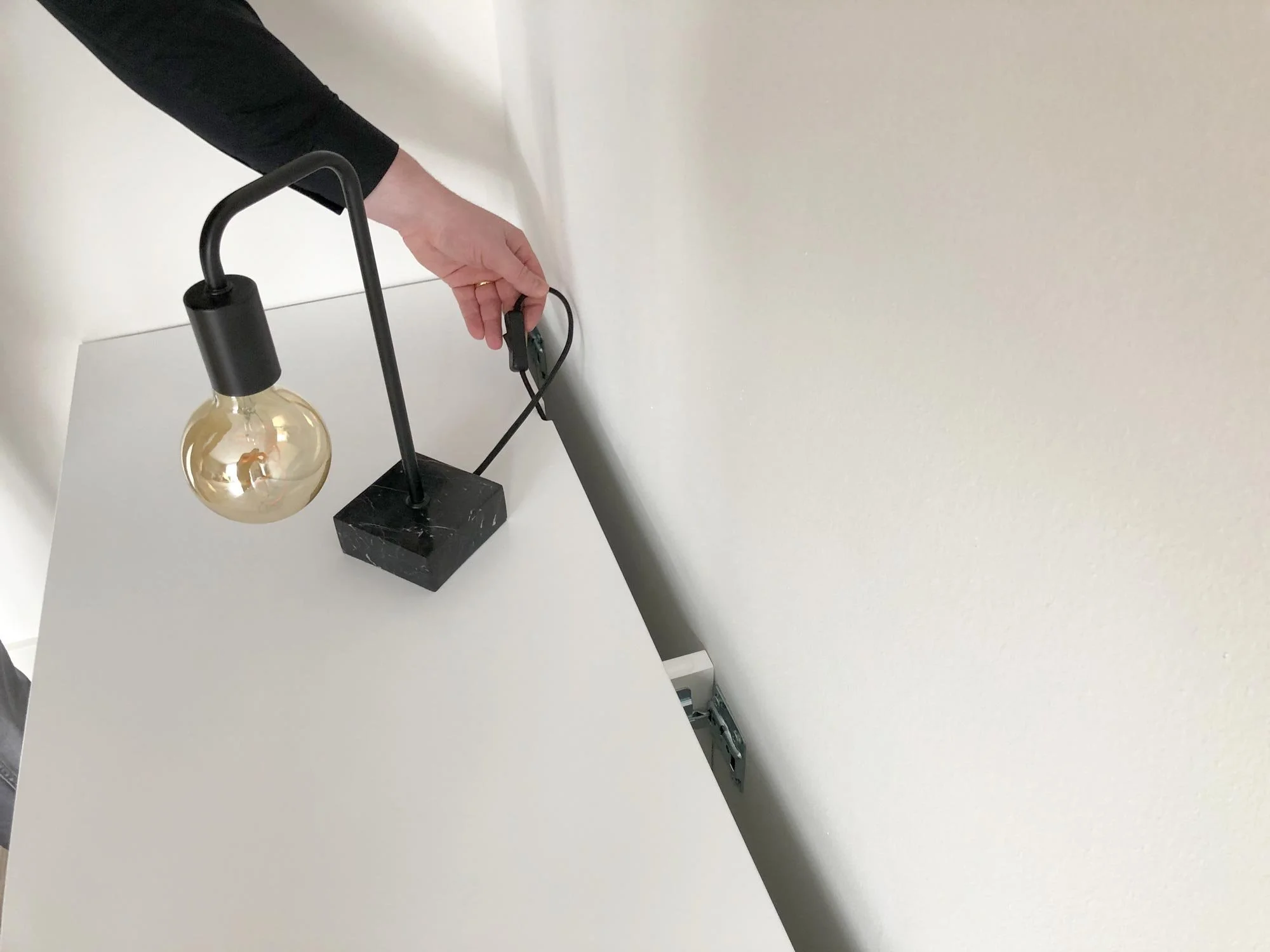 Slimme kabeldoorvoer achter zwevend TV-meubel