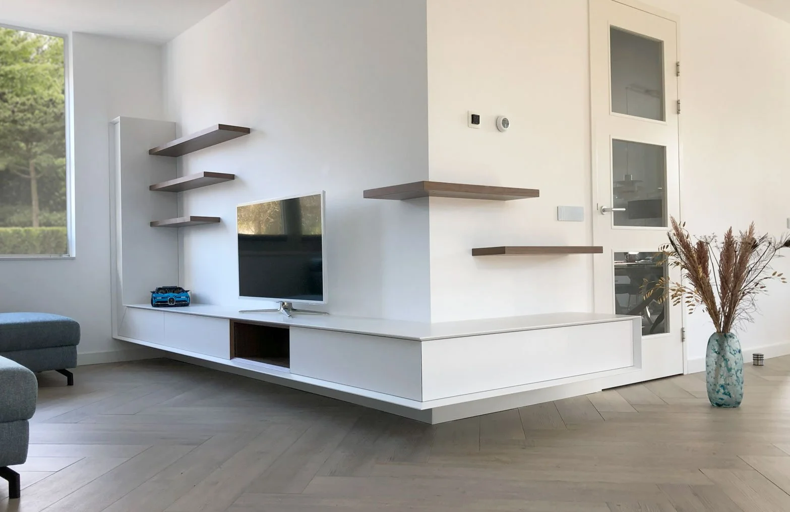 Een design TV meubel op maat  hoekopstelling in wit met notenfineer.