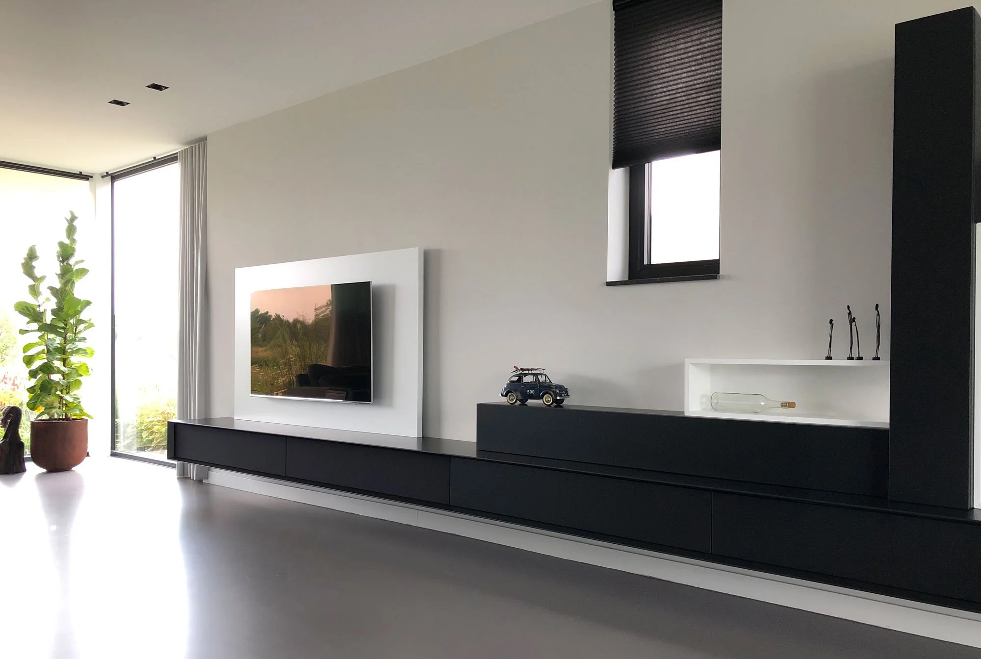 TV-wand op maat met verspringende modules in zwart en wit