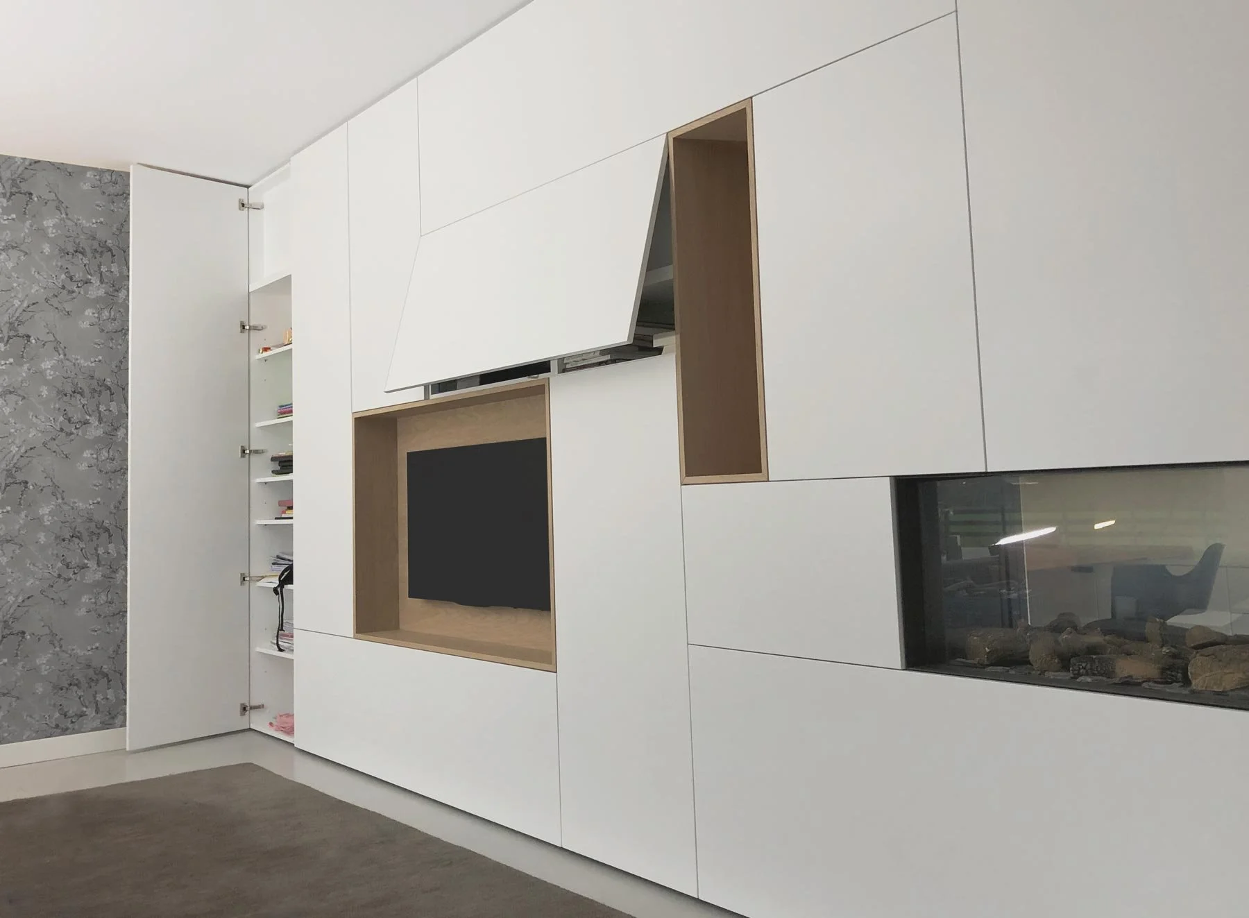 Roomdivider kastenwand met geopende deuren en kleppen, met zicht op opbergruimte en haard