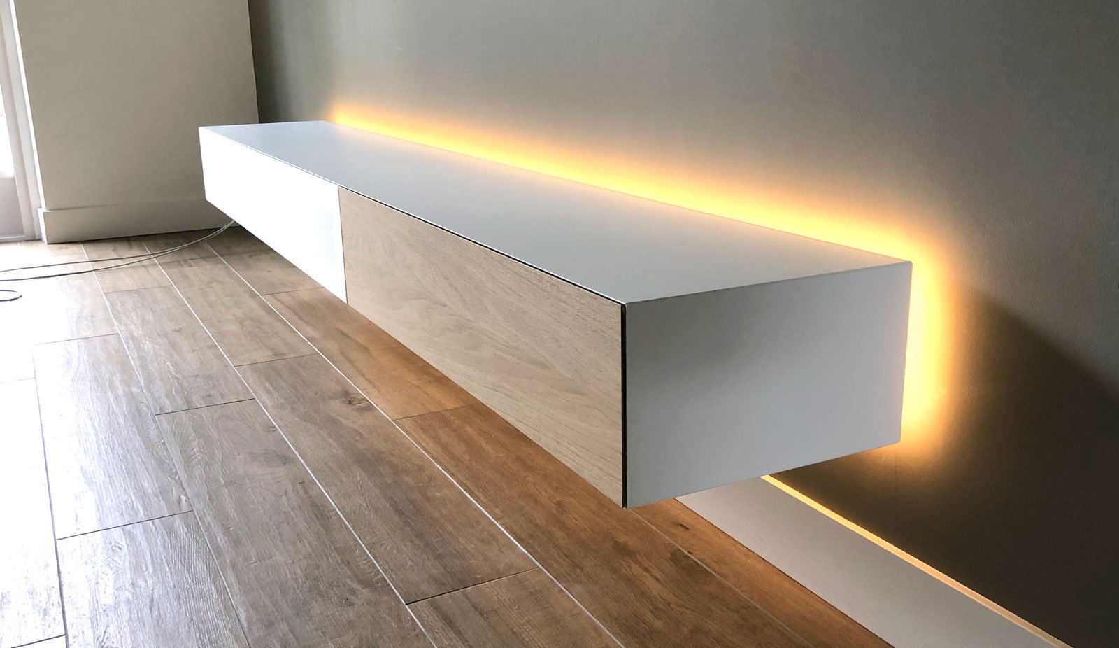 Zwevend TV-meubel met dubbel zwevend effect en LED-verlichting
