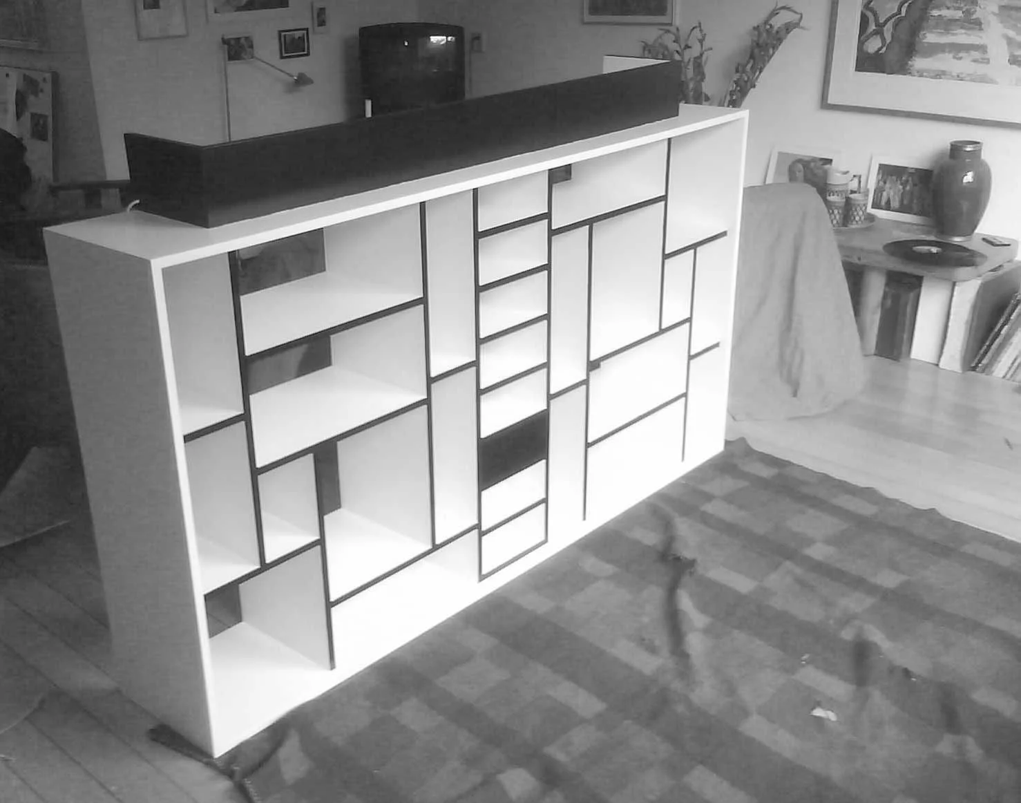 Eerste meubel van Tomas Zwerink: de Mondriaan kast in een woonkamer
