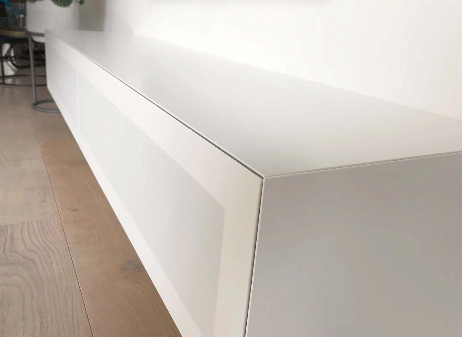 Detail van wit TV-meubel met verfijnde verstekverbinding