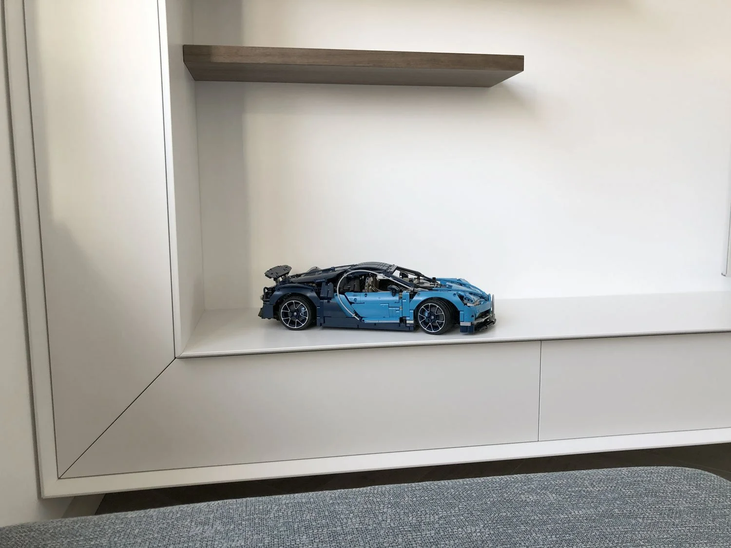 Detail van vlakverdeling in wit hoek-TV-meubel op maat