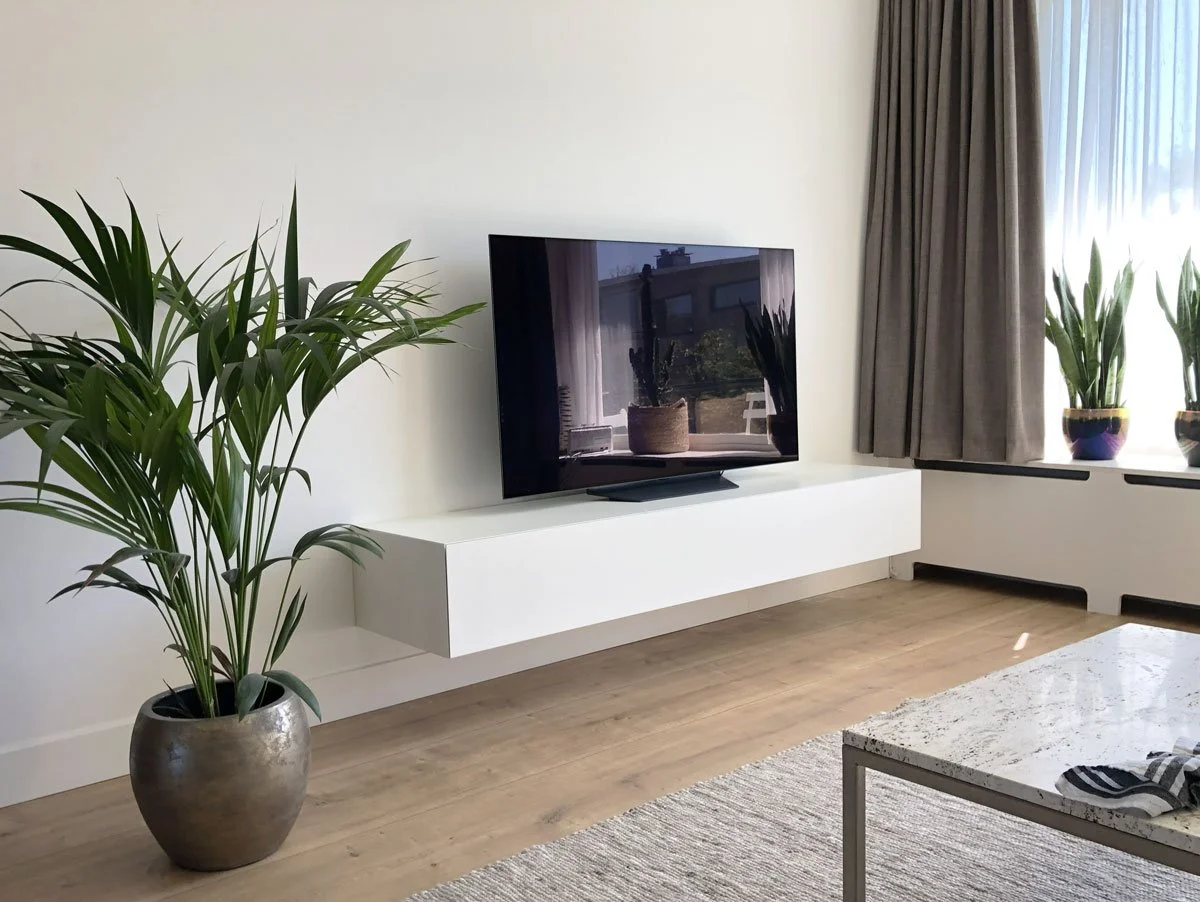 Compact wit zwevend TV-meubel op maat in lichte woonkamer