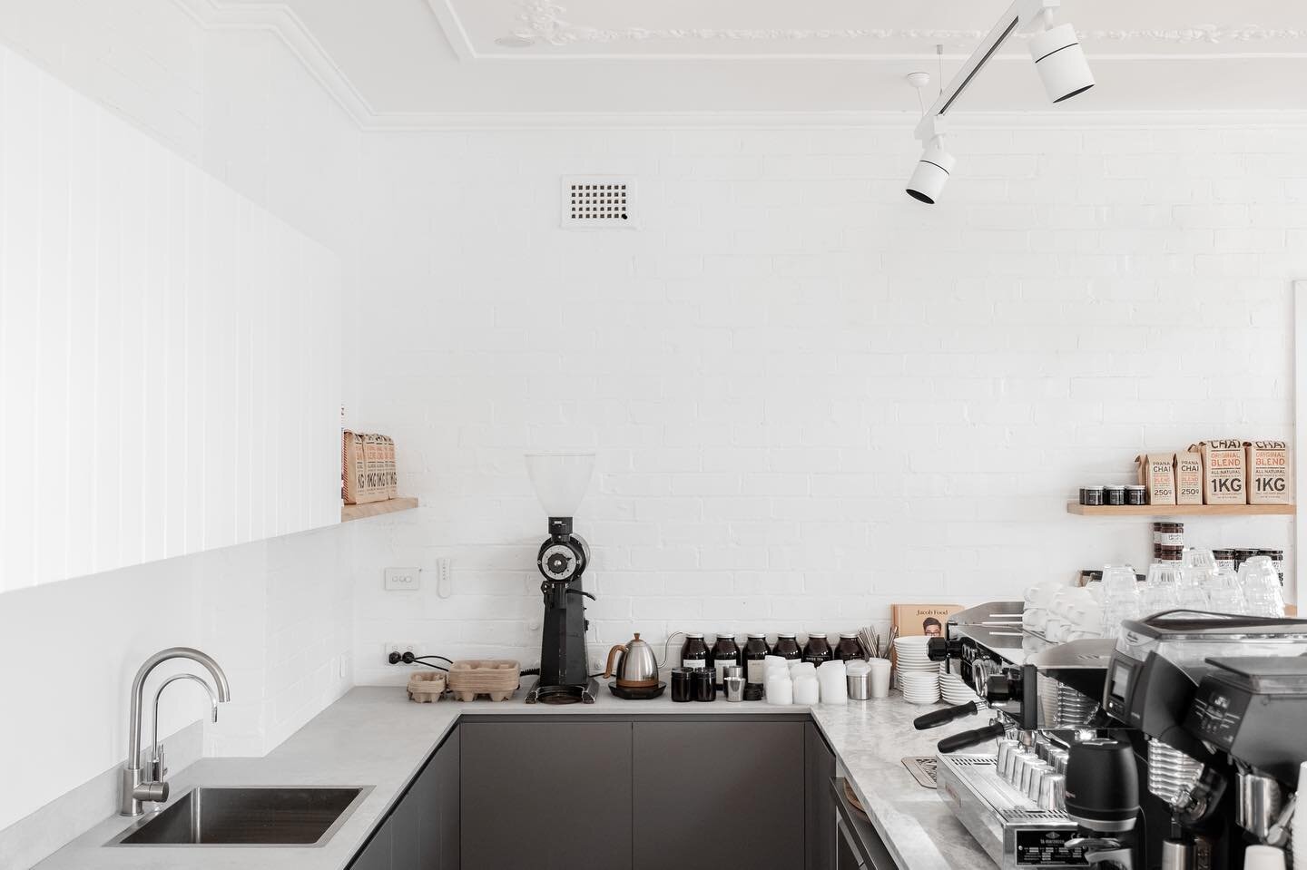 Weekends behind the scene @aggyscorner. 

Featuring dark &amp; moody base cabinetry, v-grooved overhead cabinets, oak shelving &amp; the hero piece Aquila @cdkstone marble paired with @caesarstoneau Airy Concrete. Dream palette of texture, colour &am