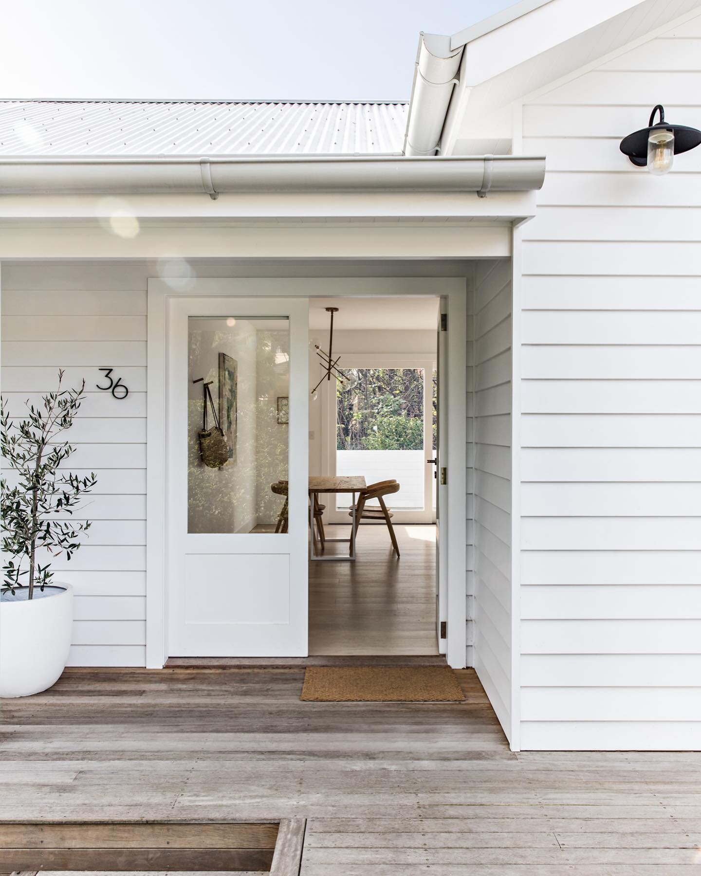 Morning light. Balgowlah house by @jmiddletonprojects &amp; an incredible team (tap for details) ✨