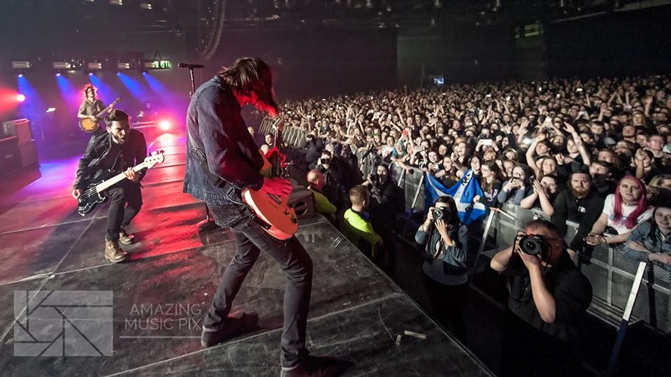 YMAS'S JOSH FRANCESCHI TAKING PHOTOS FROM ON STAGE AT GLASGOW'S SEC - HALL 3 USING STUART WESTWOOD'S CAMERA WHICH HE TOOK FROM HIM IN THE PIT PICTURE BY: STUART WESTWOOD PHOTOGRAPHY (AMAZING MUSIC PIX)