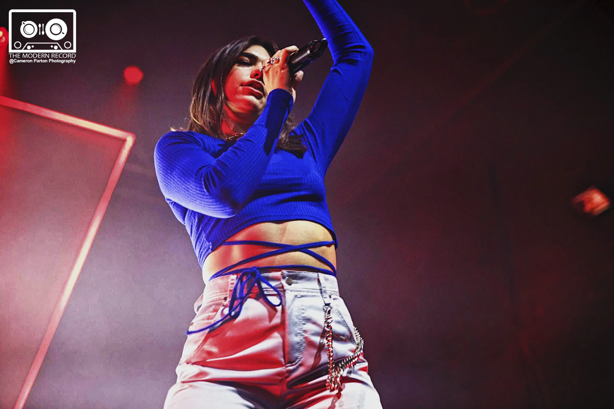 DUA LIPA PERFORMING TO SOLD CROWD AT GLASGOW'S O2 ACADEMY - 11/10/2017 PICTURE BY: CAMERON PARTON PHOTOGRAPHY