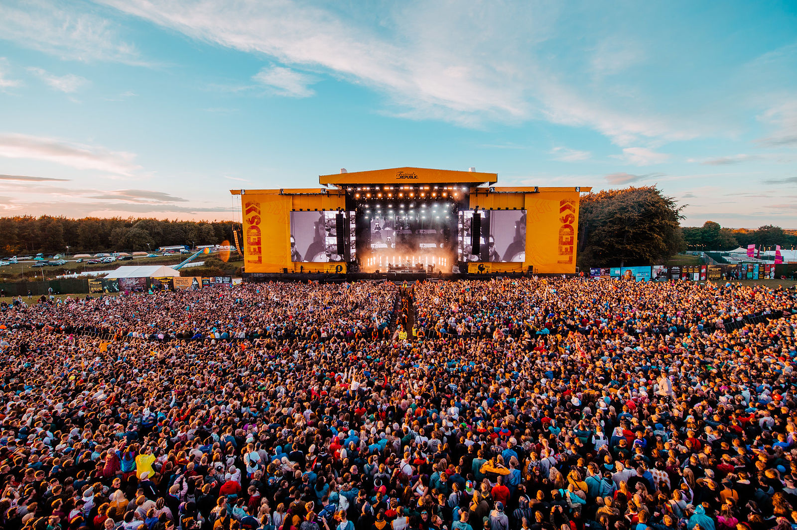 COURTEENERS STORMING FIRST DAY OF LEEDS FESTIVAL 2018 AT THE MAIN STAGE - 24.08.2018 PICTURE BY: MATT EACHUS