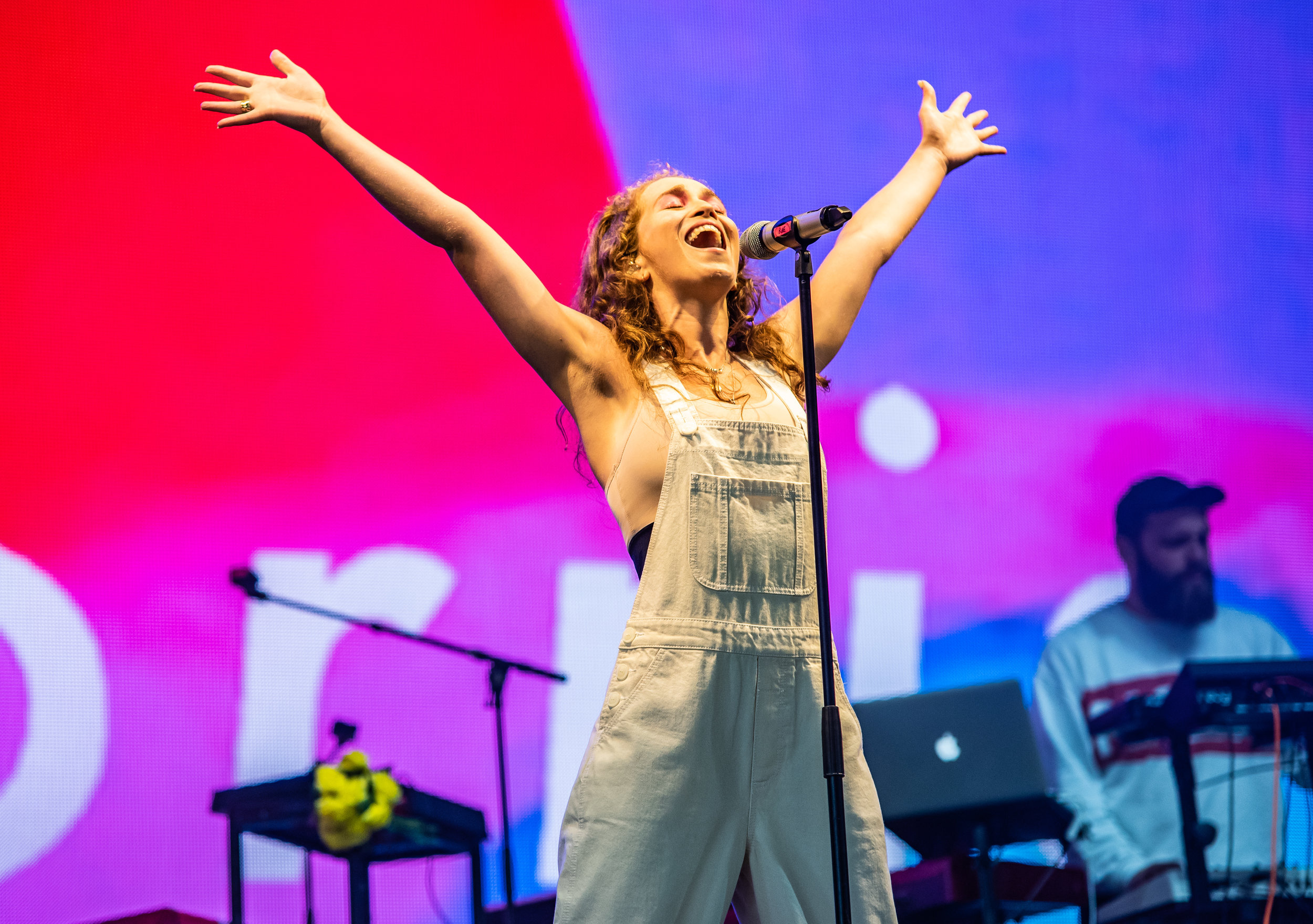 RAE MORRIS PERFORMING ON BBC RADIO 1 STAGE AT SECOND DAY OF LEEDS FESTIVAL 2018 - 25.08.2018 PICTURE BY: CALUM BUCHAN PHOTOGRAPHY