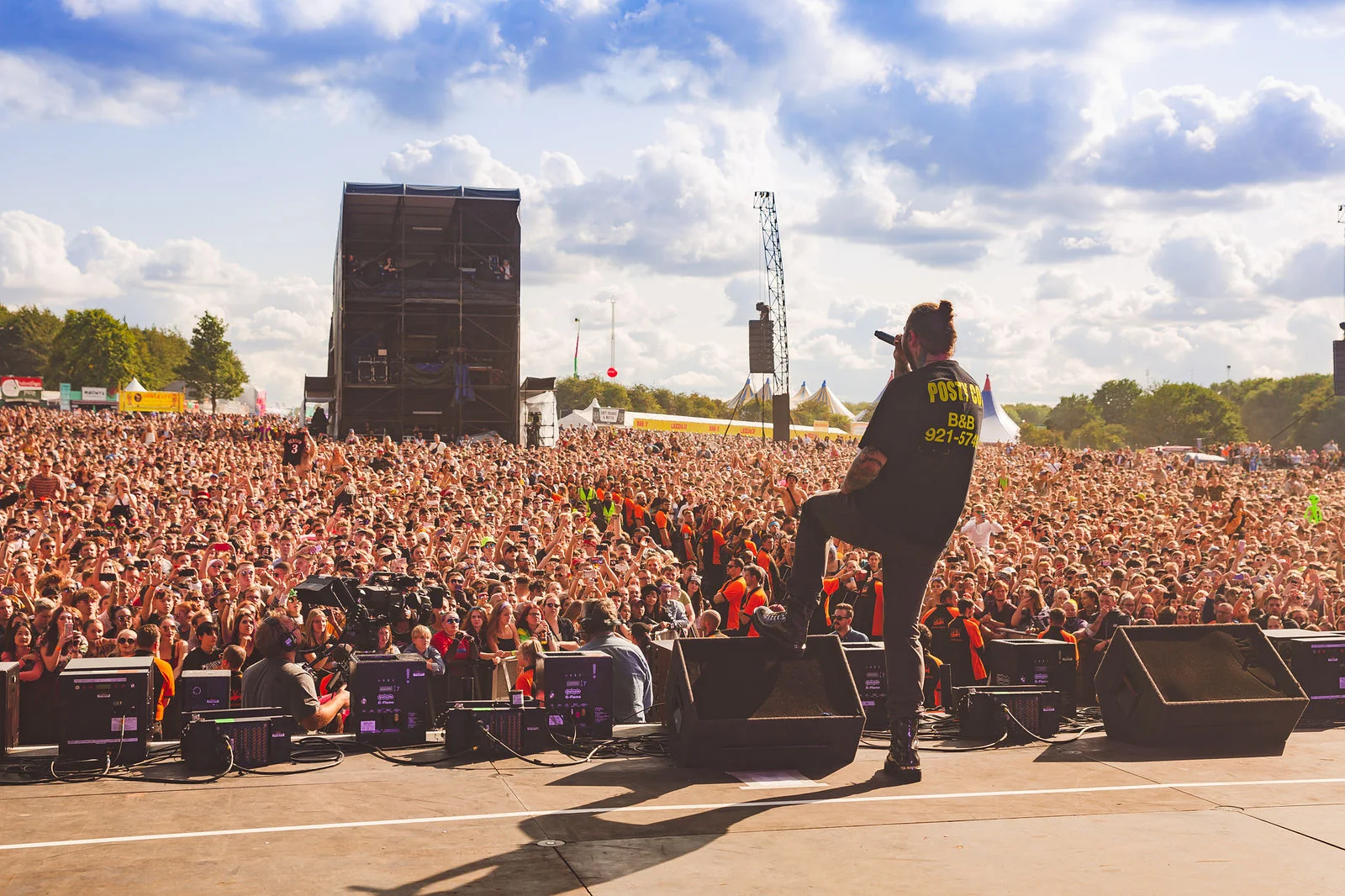 POST MALONE PERFORMING AT DAY TWO OF LEEDS FESTIVAL 2018 IN FRONT MASSIVE CROWD - 25.08.2018 PICTURE BY: LEWIS EVANS