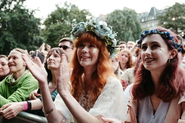 Fans Steph and Jenny got engaged at last nights Summer Sessions show PICTURE BY: EUAN ROBERTSON