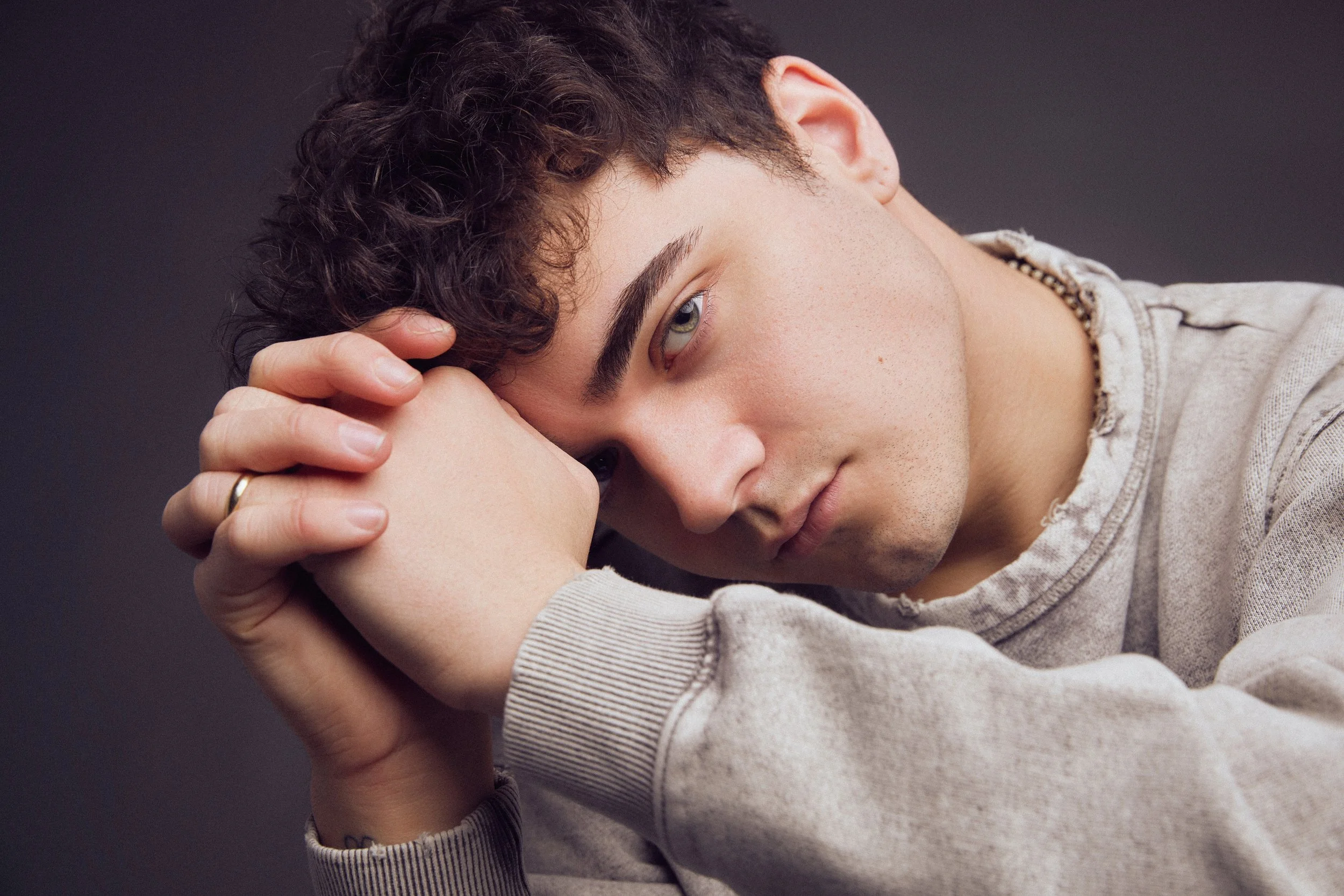 ALEXANDER STEWART RELEASES HIS DEBUT ALBUM 'BLEEDING HEART' AHEAD OF HIS UPCOMING UK TOUR NEXT MONTH