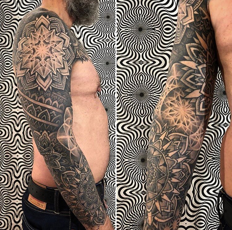 First sleeve on a fantastic client. Always great conversation!!
.
.
.
.
.
.

#mandala #mandalatattoo #dotworktattoo #dotworktattoos  #dotworkmandala #dotworkers #tattoo #tattoos #tattoodo #blackworktattoo #geometrictattoos #blacktattoo #blackwork #ge