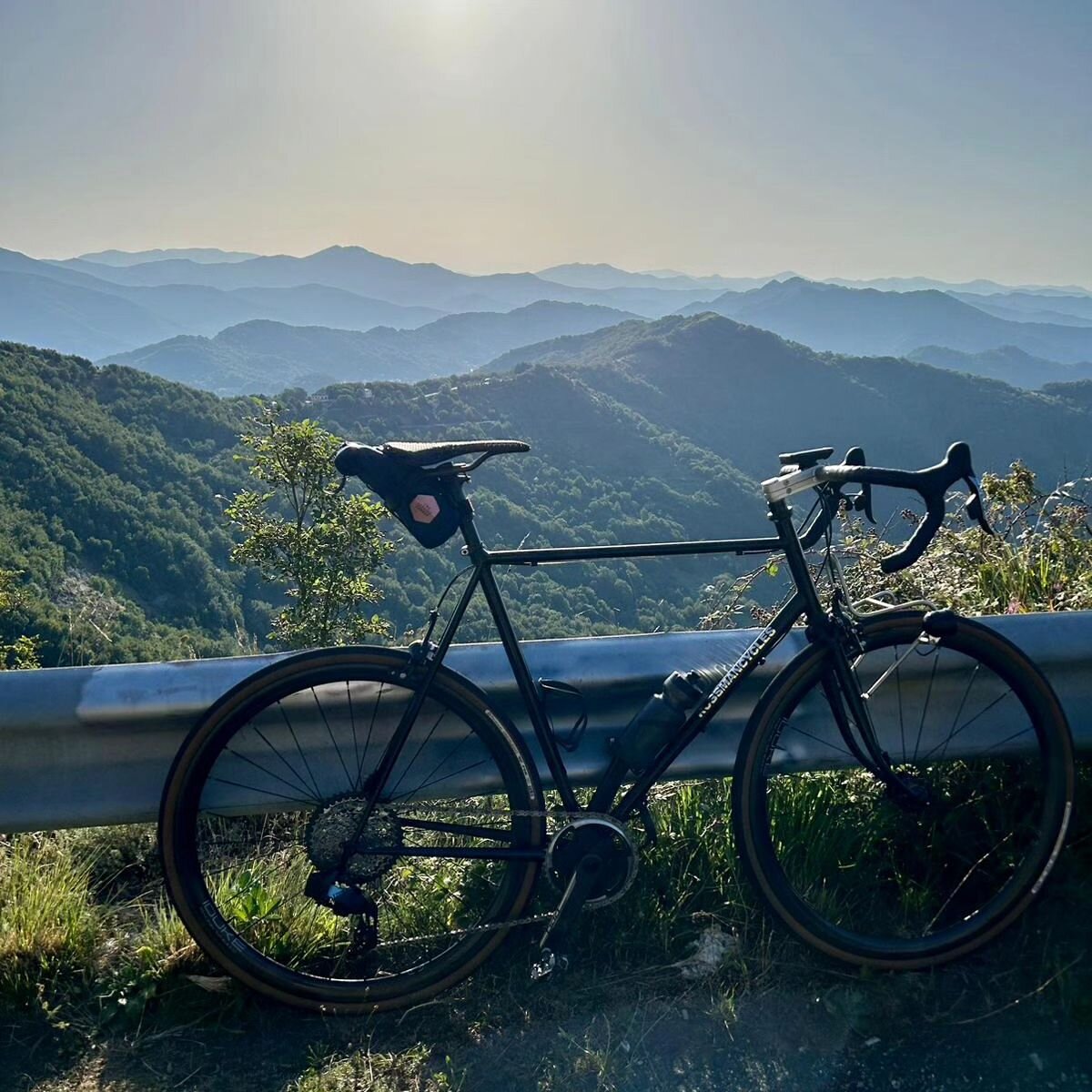 This is the bike I made for this year's #concoursdesmachines2023 #concoursdesmachines
#parisbrestparis2023
It's for my good friend @oli4.king
He sent me this amazing photo of it in Italy in its #alternativeconfigutation ... That is Belgian gravel mod