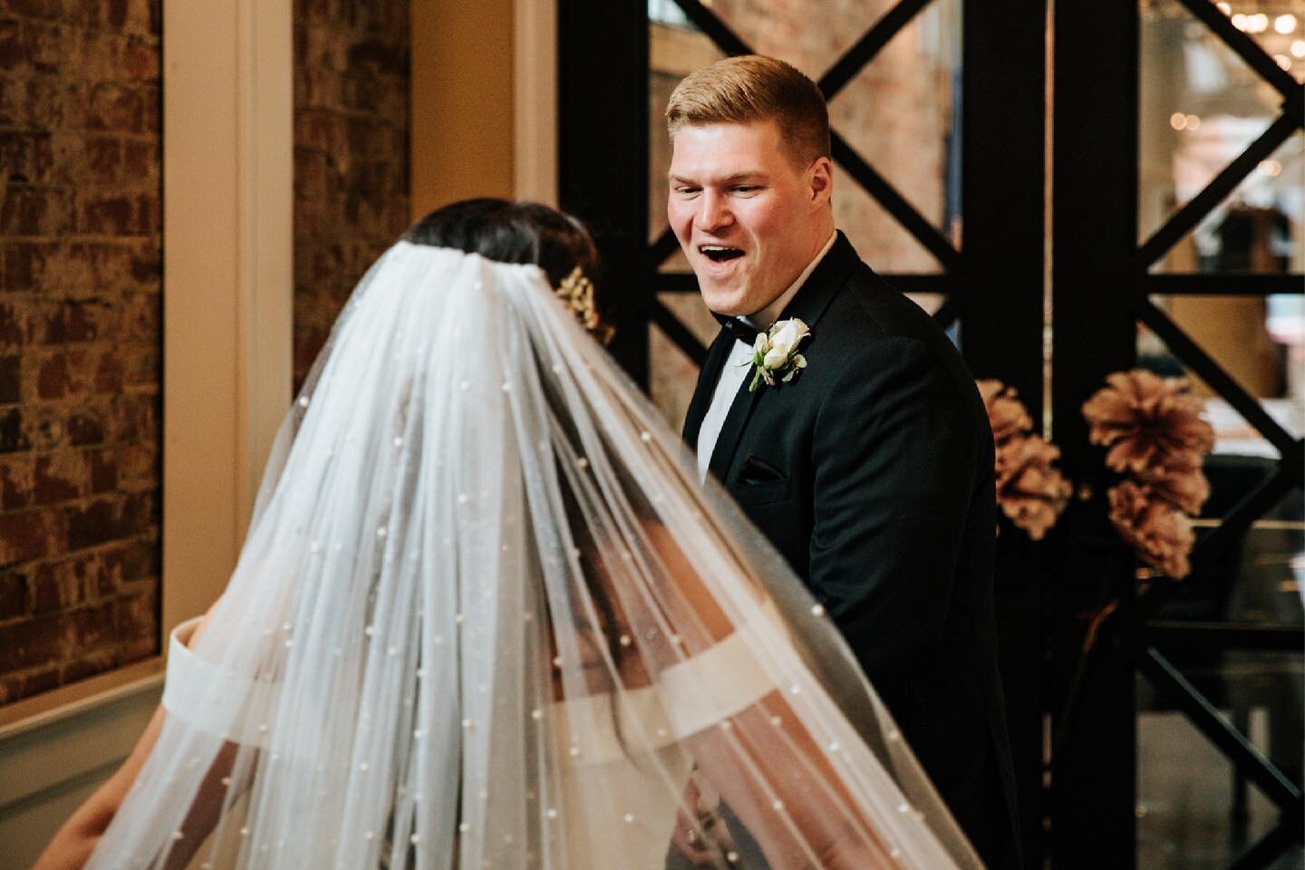 My best advice: DO THE FIRST LOOK!! Just look at his face!!!! 😭😭😭 I totally understand wanting to keep it traditional and waiting until you walk down the aisle to see your spouse for the first time, but by doing the first look, we&rsquo;ll have so much more time for photos! AND you&rsquo;ll get to spend that much more time with your spouse on your wedding day!! Actual alone time!! Did you know most couples don&rsquo;t get any alone time until they leave the reception?! I love first looks because you get to take that 5-10 minutes afterwards to really take in the day and soak it all in!! 📸💍✨
