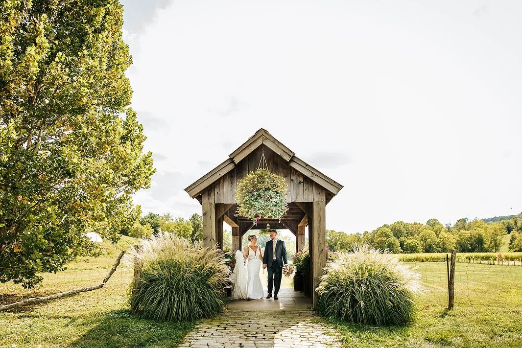 So, so many more photos coming to the feed from this wedding eventually, but for now, here’s a few favs from their sneak peeks! Eek!! This was such a perfect day!🤩🤩🤩
