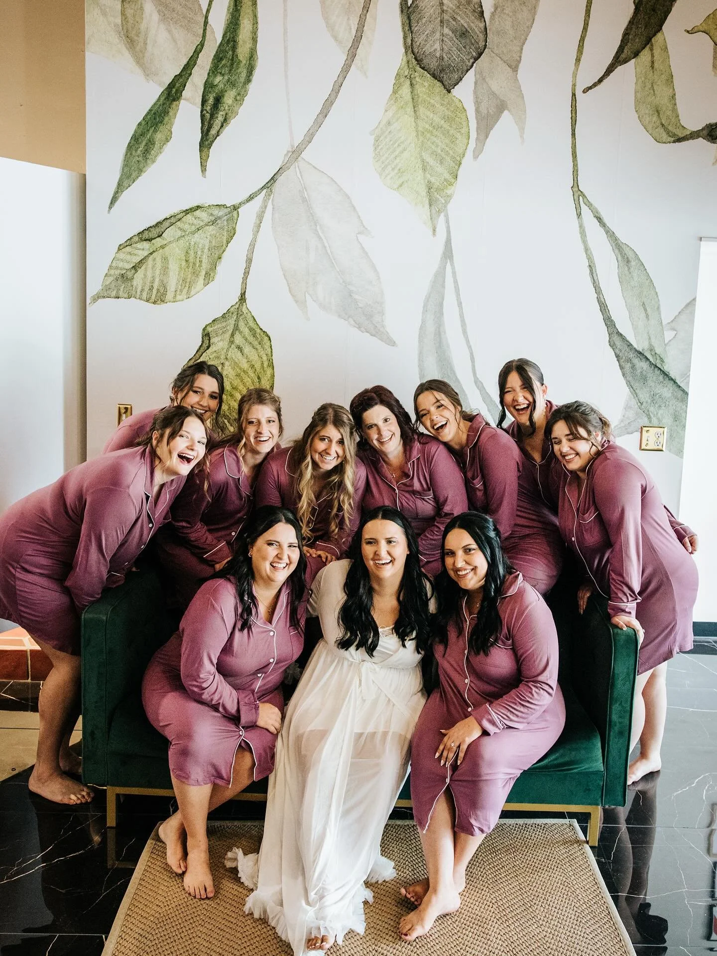 A lil getting ready moment with your girlies on the morning of your wedding ✨🤍