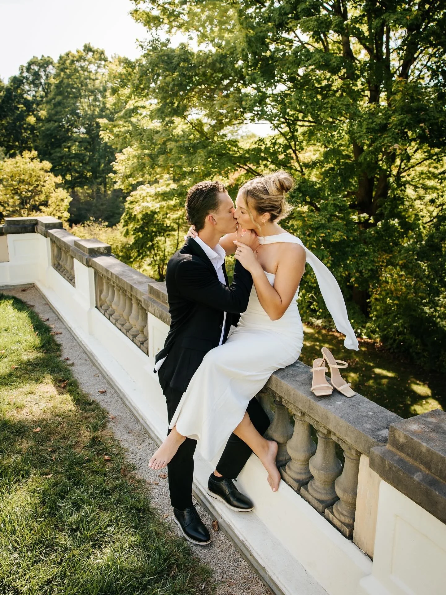 Another recent engagement session that was an absolute dream!! 🤩🤍✨ I had so much fun running around Newfields gardens with these two last week! And Ella’s dresses?? Are you kidding?! So good! I can not wait for this wedding!!